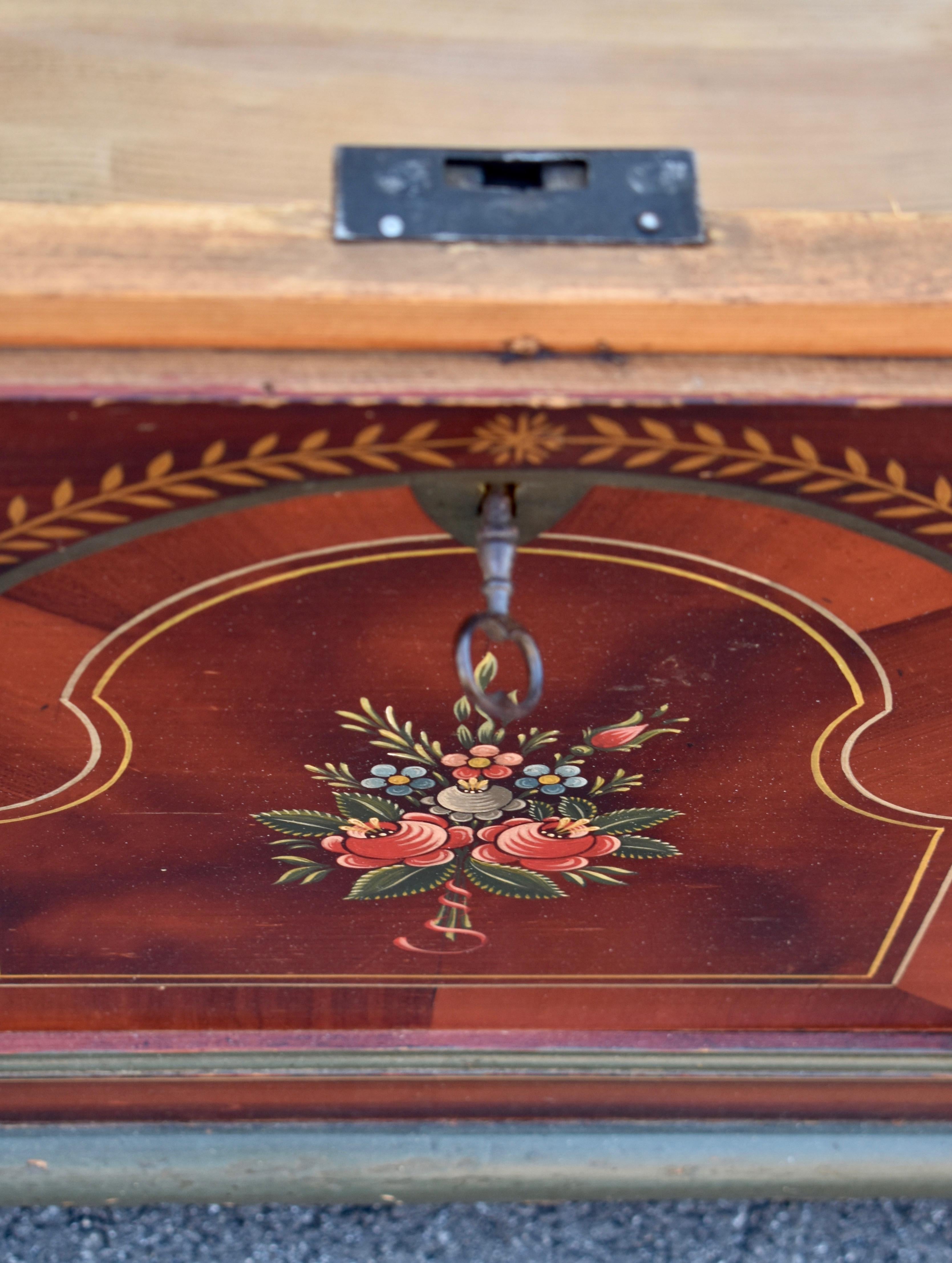 Truhe oder Deckentruhe aus Kiefernholz in originaler dekorativer Farbe im Angebot 12