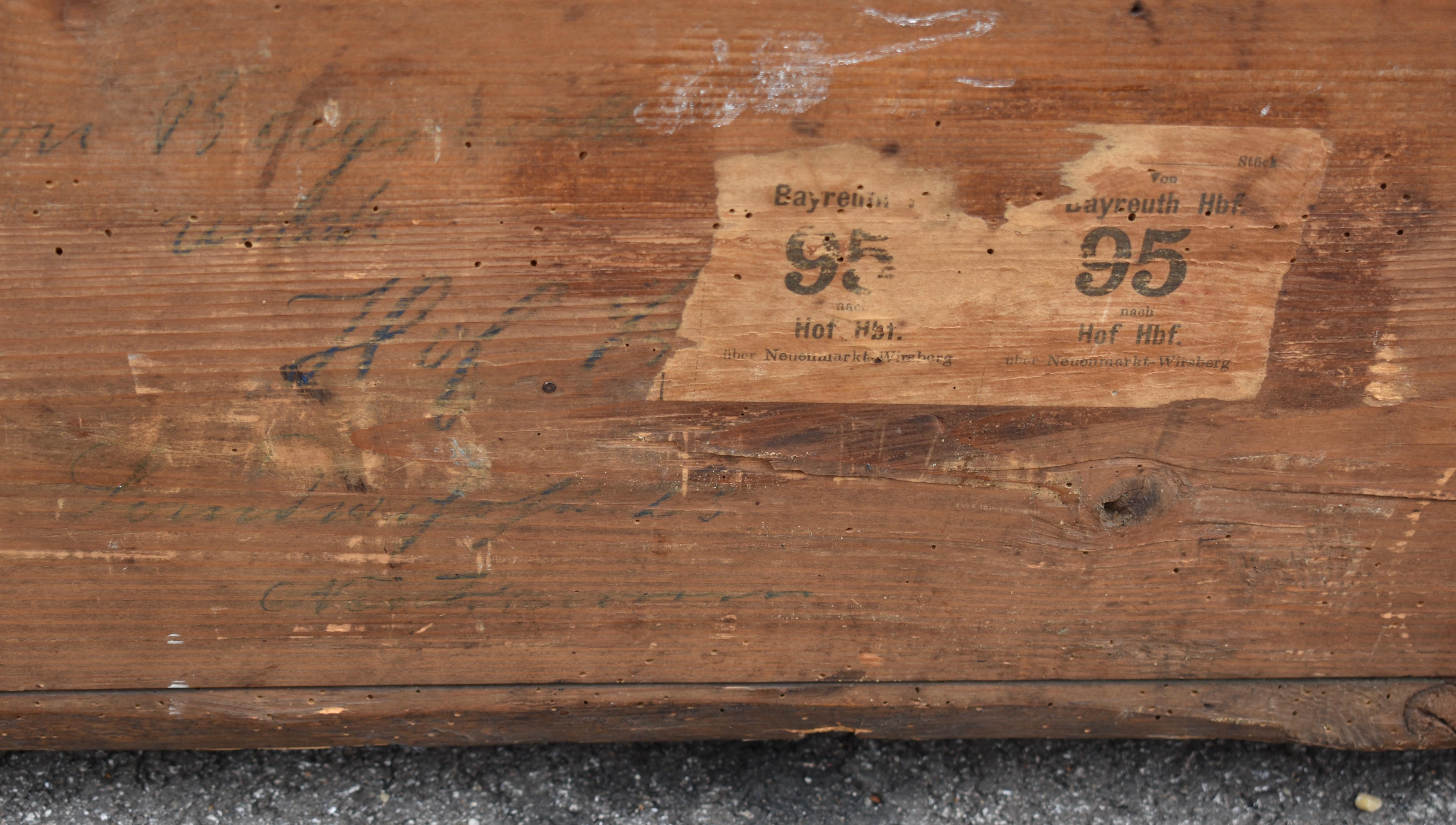 Truhe oder Deckentruhe aus Kiefernholz in originaler dekorativer Farbe im Angebot 12