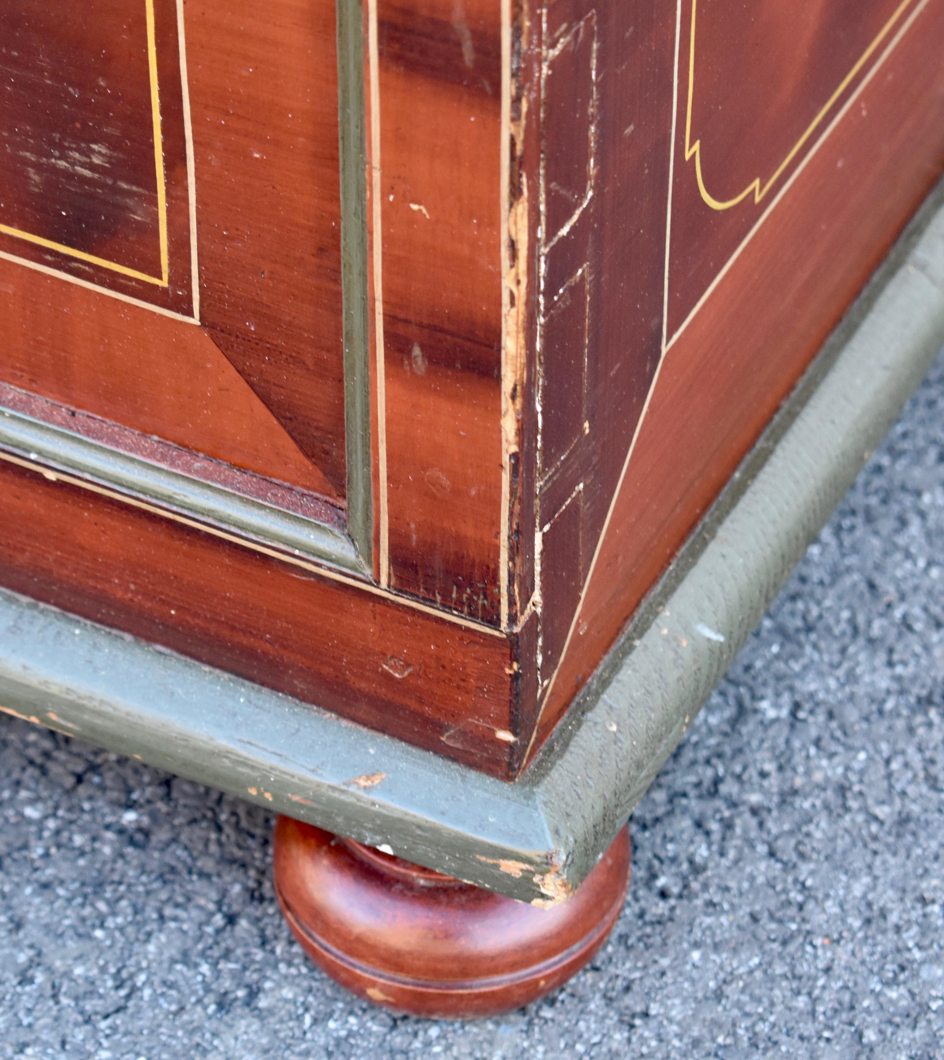 Truhe oder Deckentruhe aus Kiefernholz in originaler dekorativer Farbe im Angebot 13