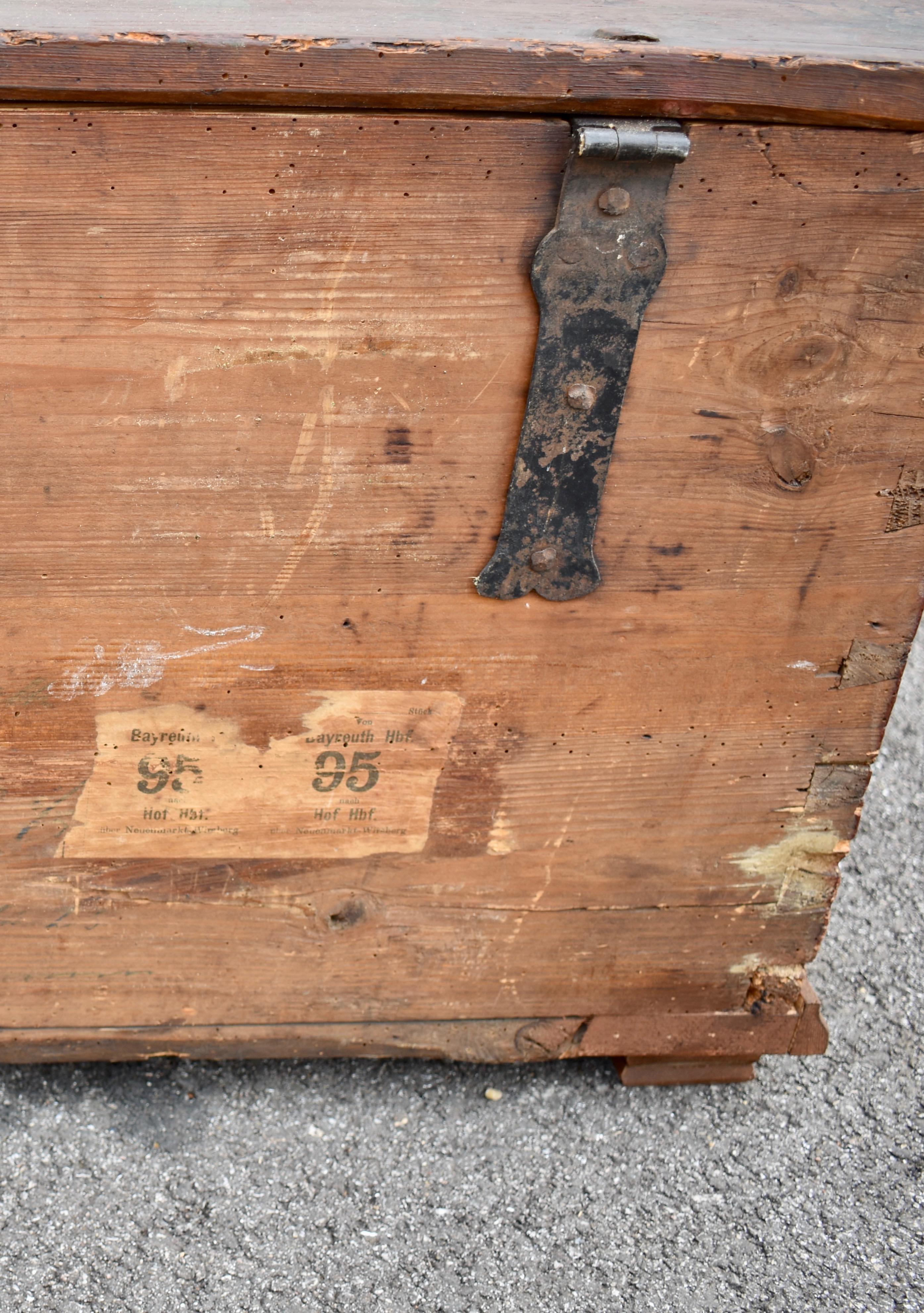 Truhe oder Deckentruhe aus Kiefernholz in originaler dekorativer Farbe im Angebot 13