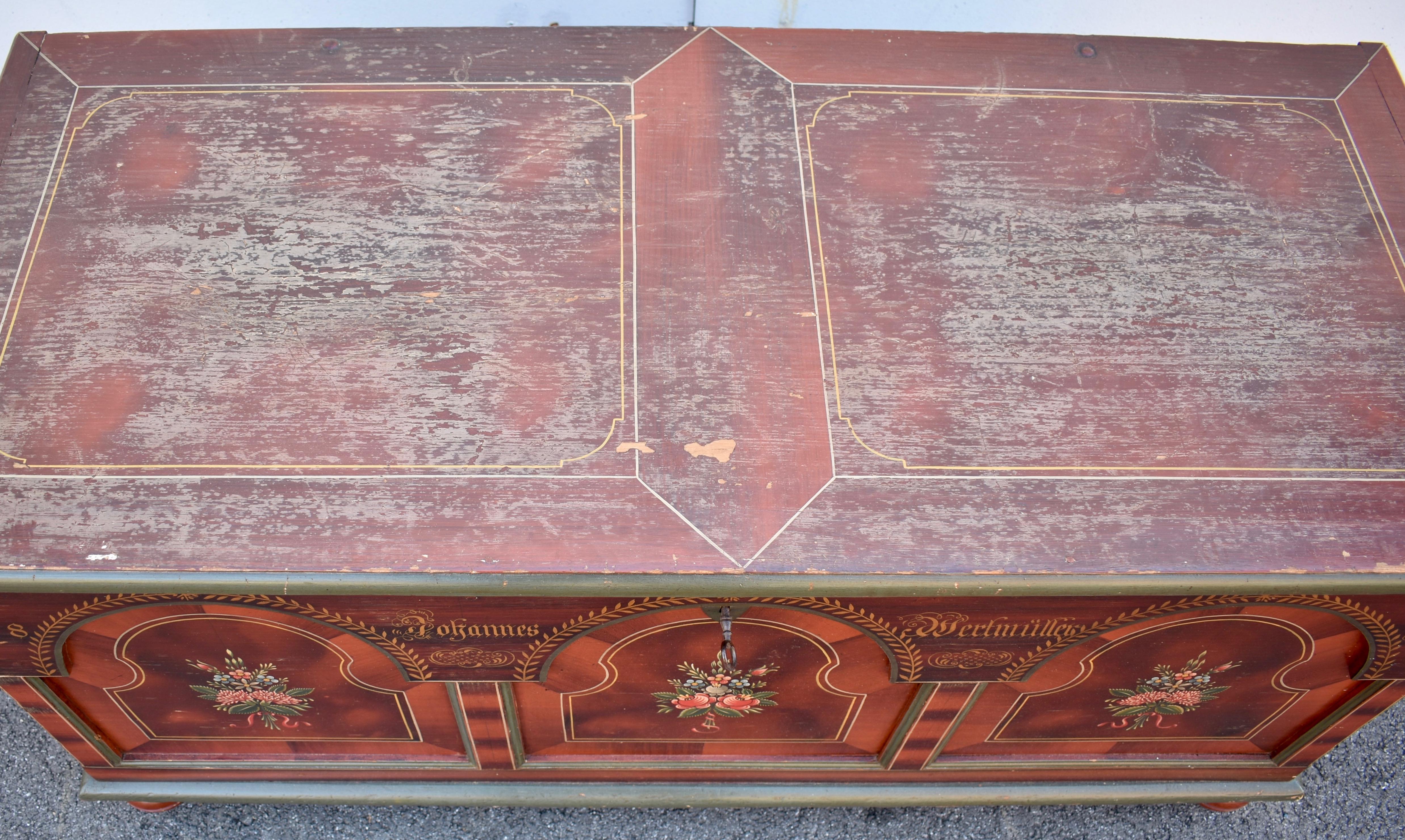 Truhe oder Deckentruhe aus Kiefernholz in originaler dekorativer Farbe (Volkskunst) im Angebot