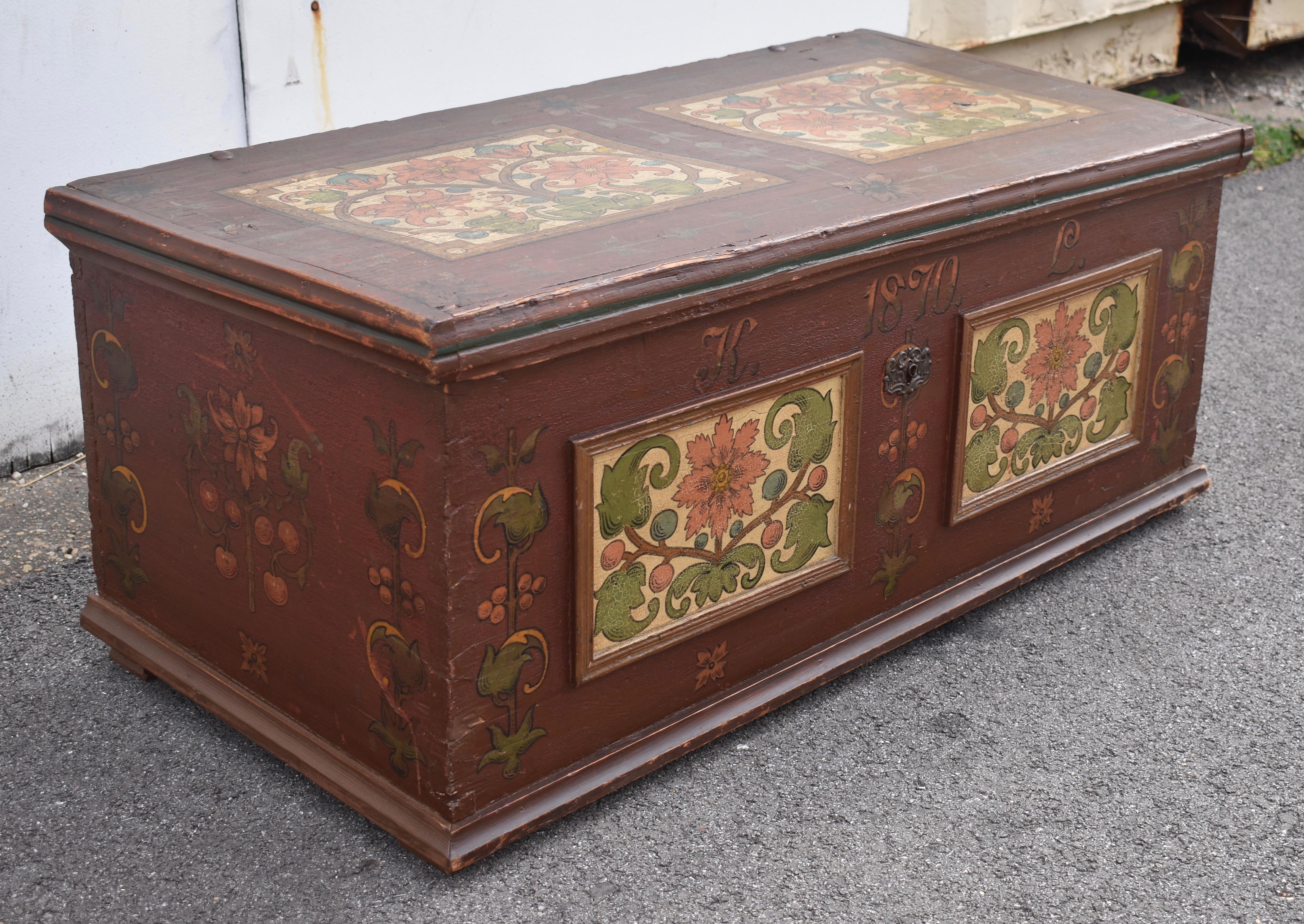 Truhe oder Deckentruhe aus Kiefernholz in originaler dekorativer Farbe (Volkskunst) im Angebot