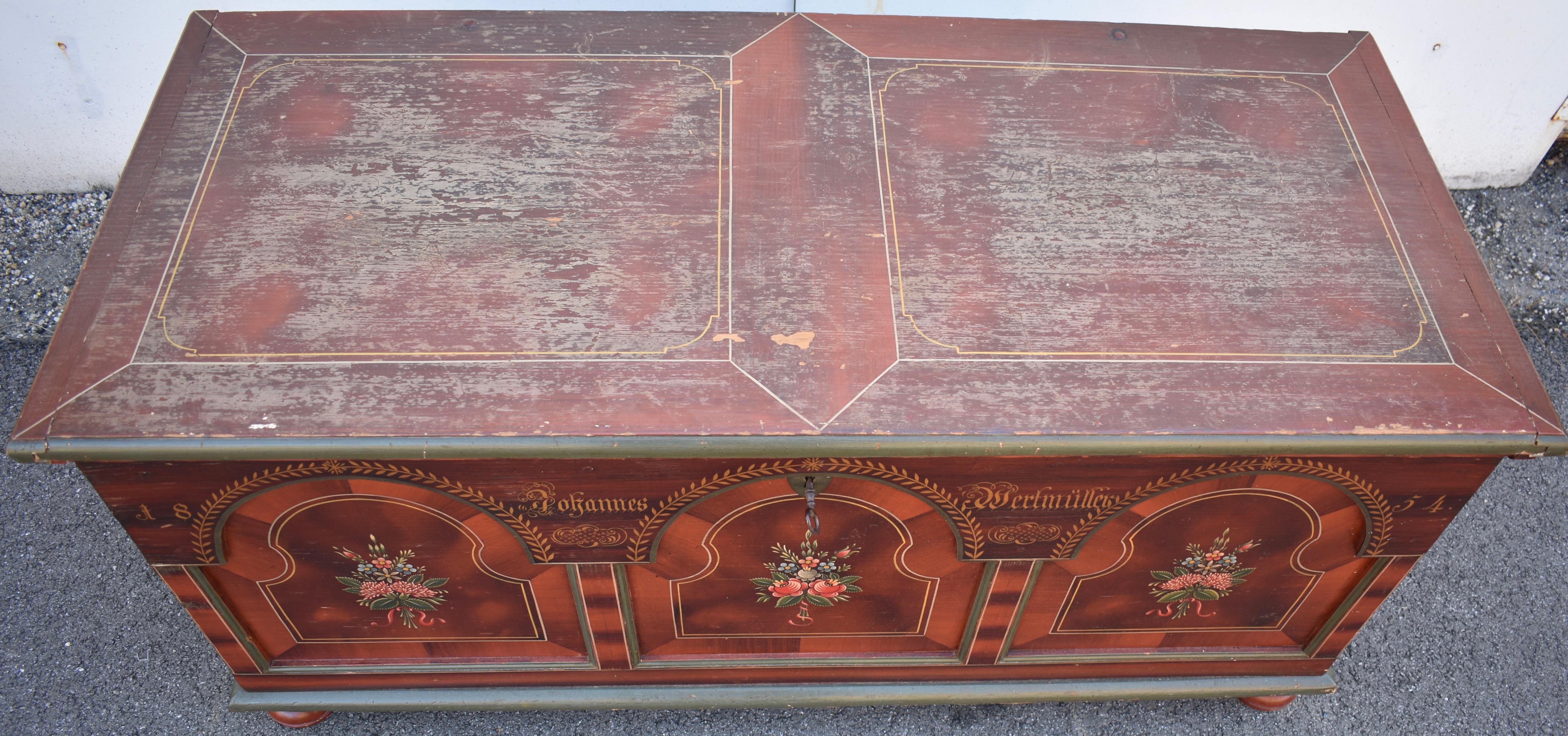 Truhe oder Deckentruhe aus Kiefernholz in originaler dekorativer Farbe (Deutsch) im Angebot