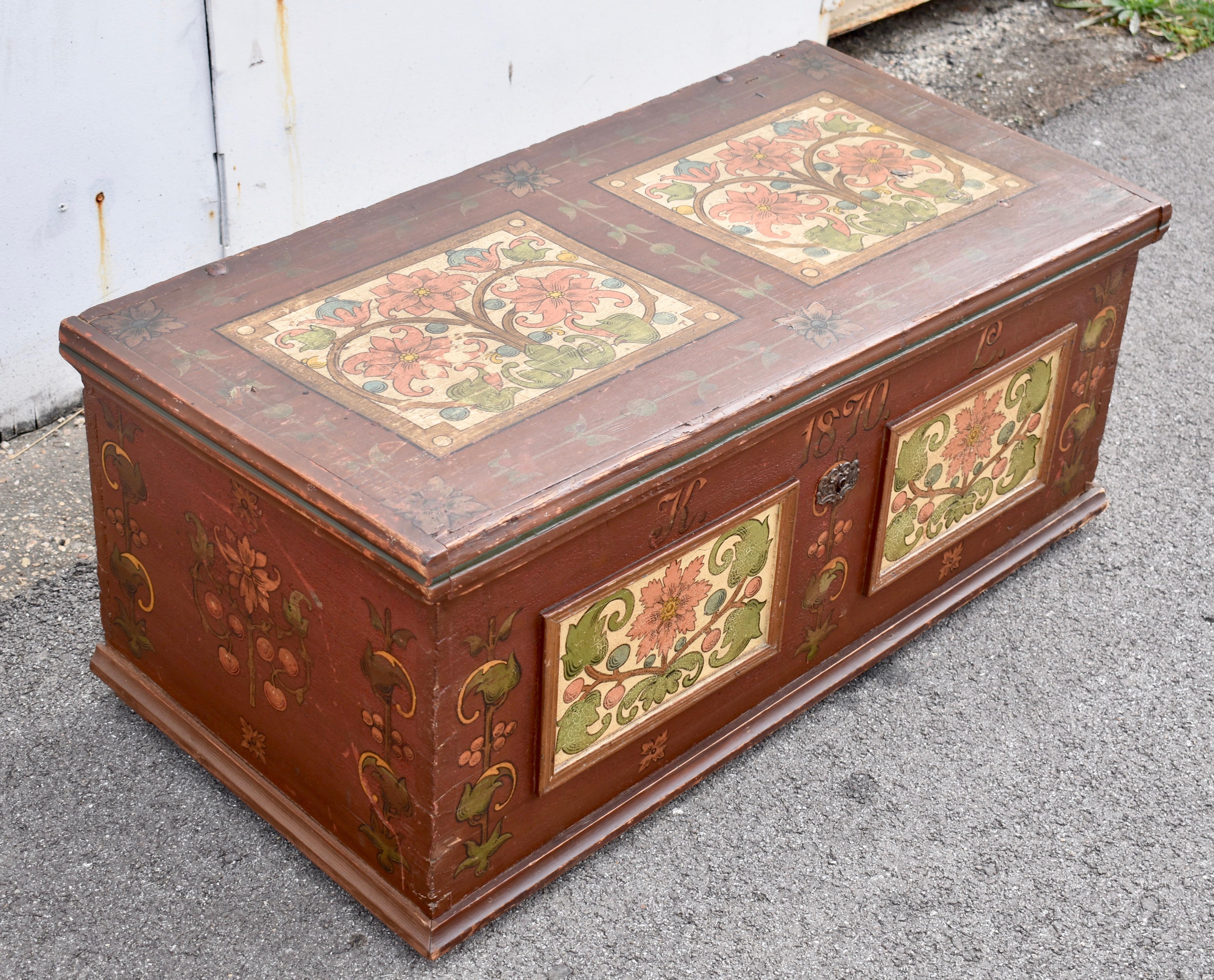 Truhe oder Deckentruhe aus Kiefernholz in originaler dekorativer Farbe (Deutsch) im Angebot