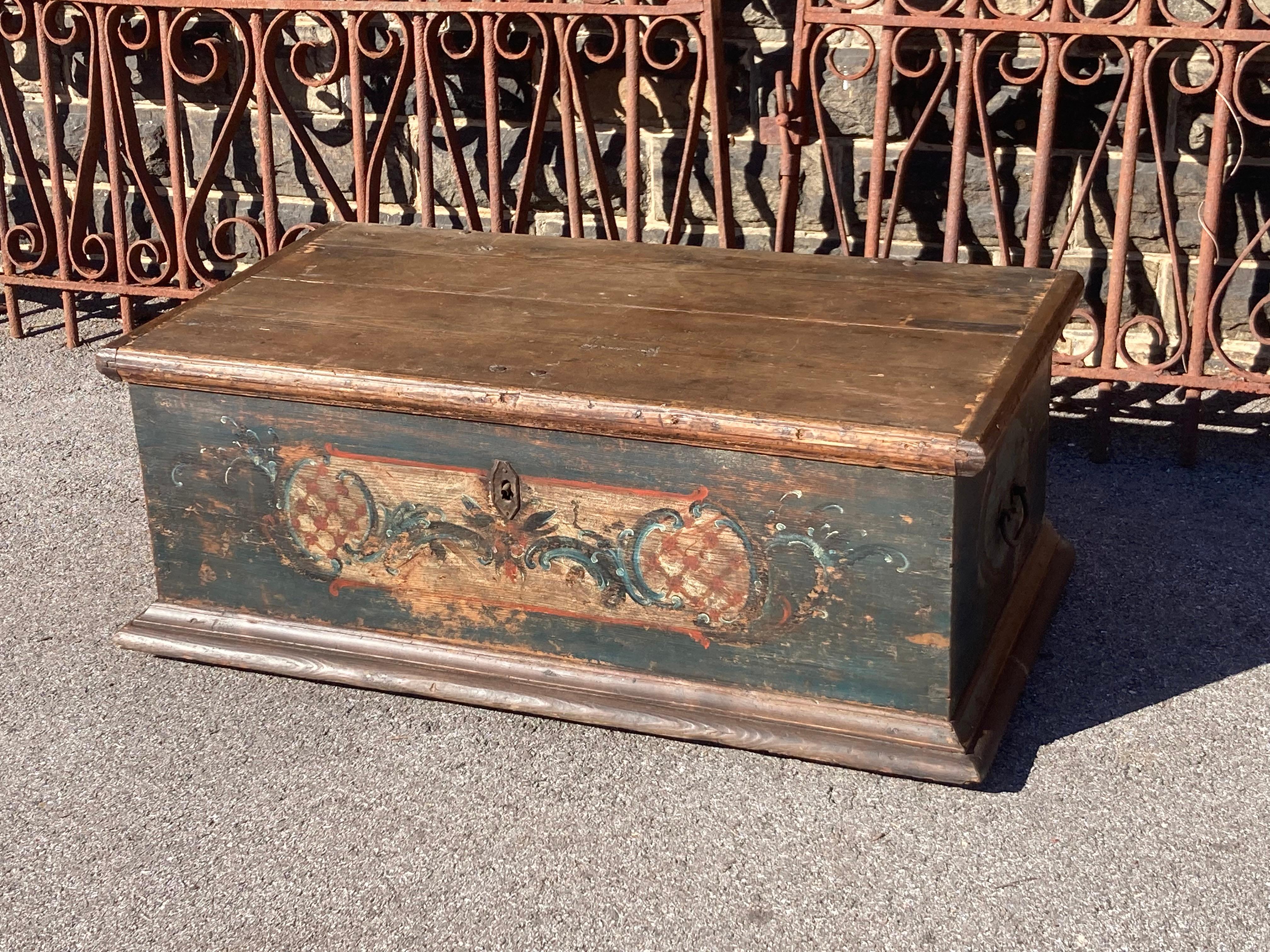 Pine Trunk or Blanket Chest in Original Decorative Paint (Dänisch) im Angebot