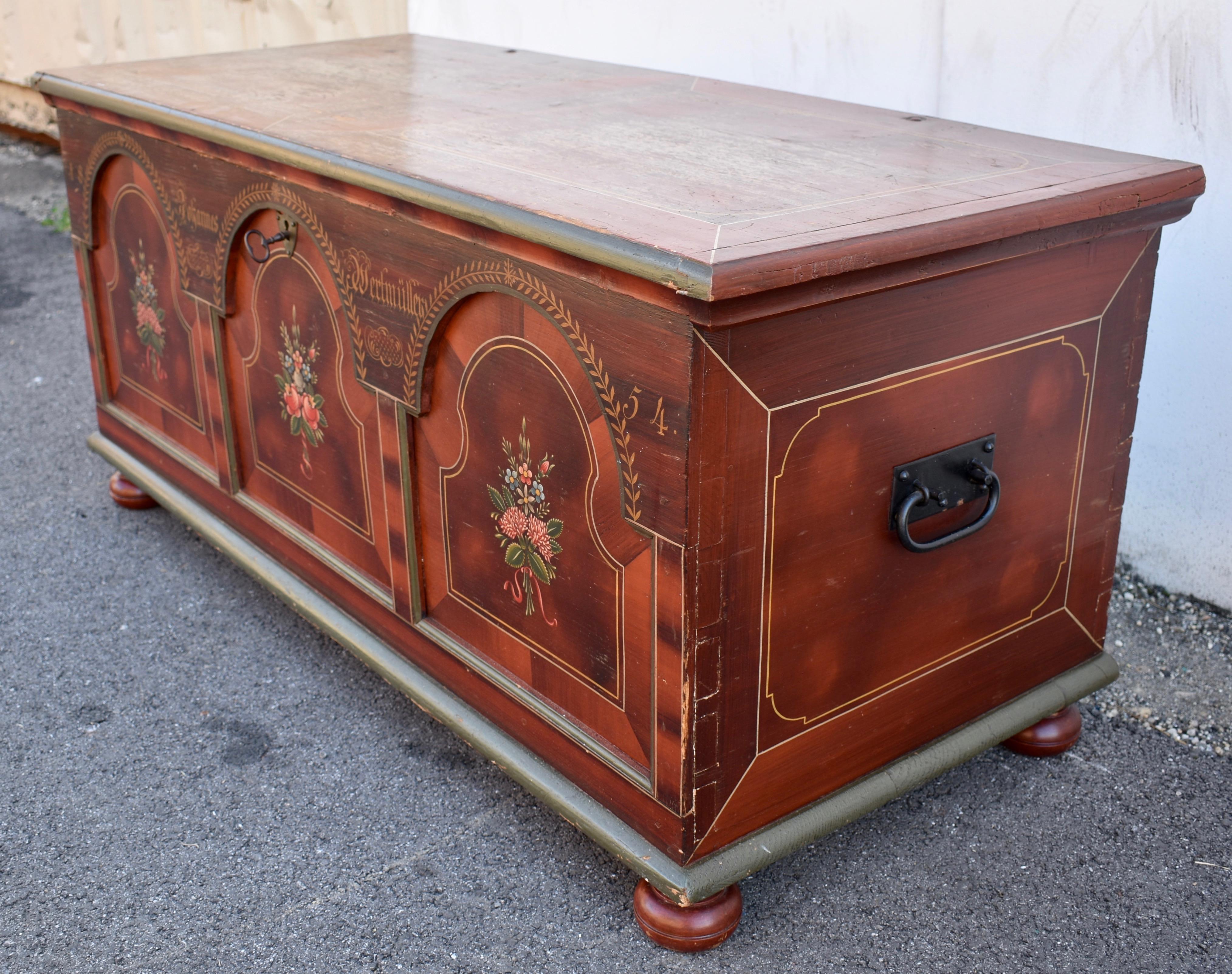 Truhe oder Deckentruhe aus Kiefernholz in originaler dekorativer Farbe (Handbemalt) im Angebot