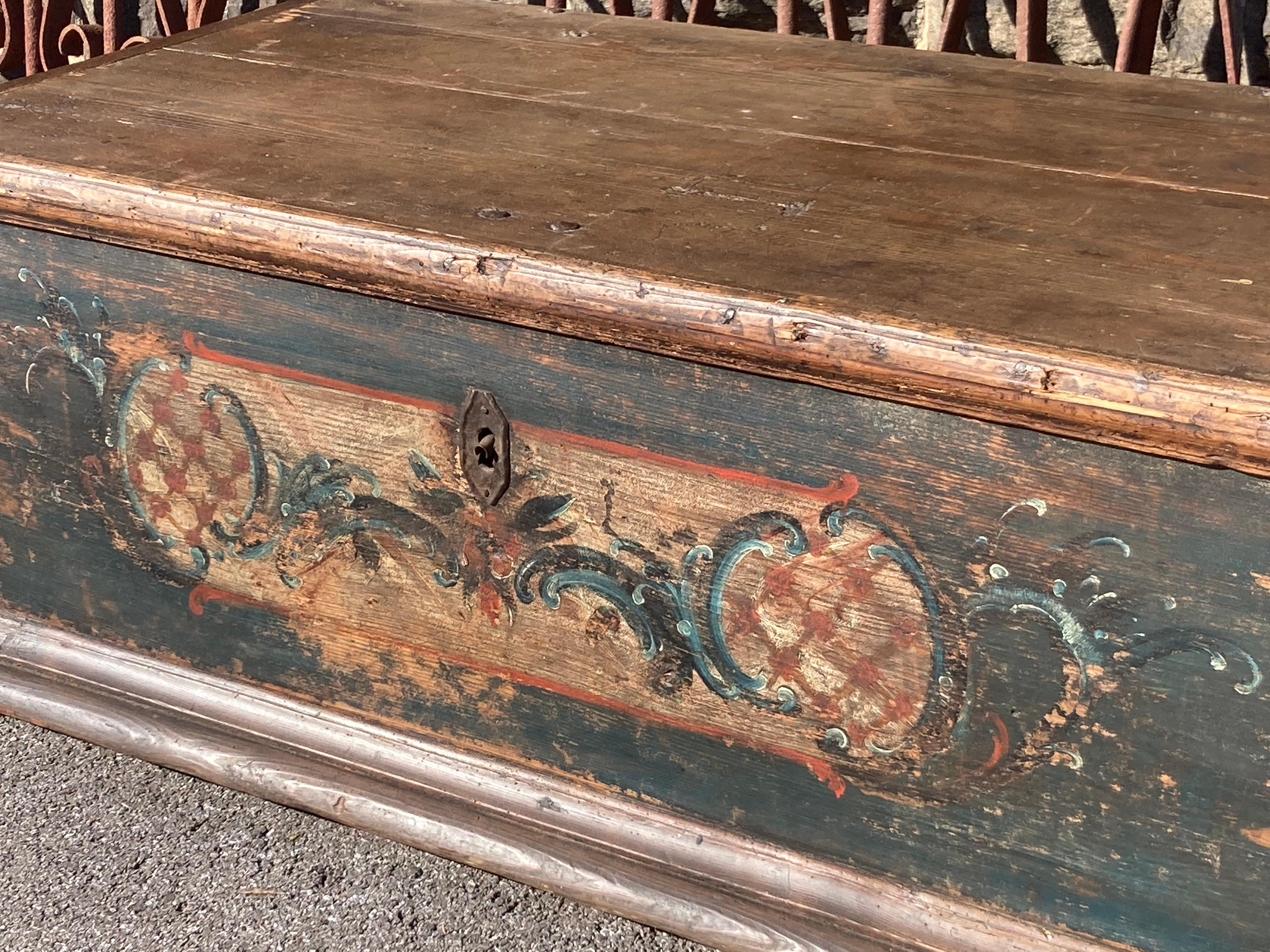 Pine Trunk or Blanket Chest in Original Decorative Paint (Handbemalt) im Angebot