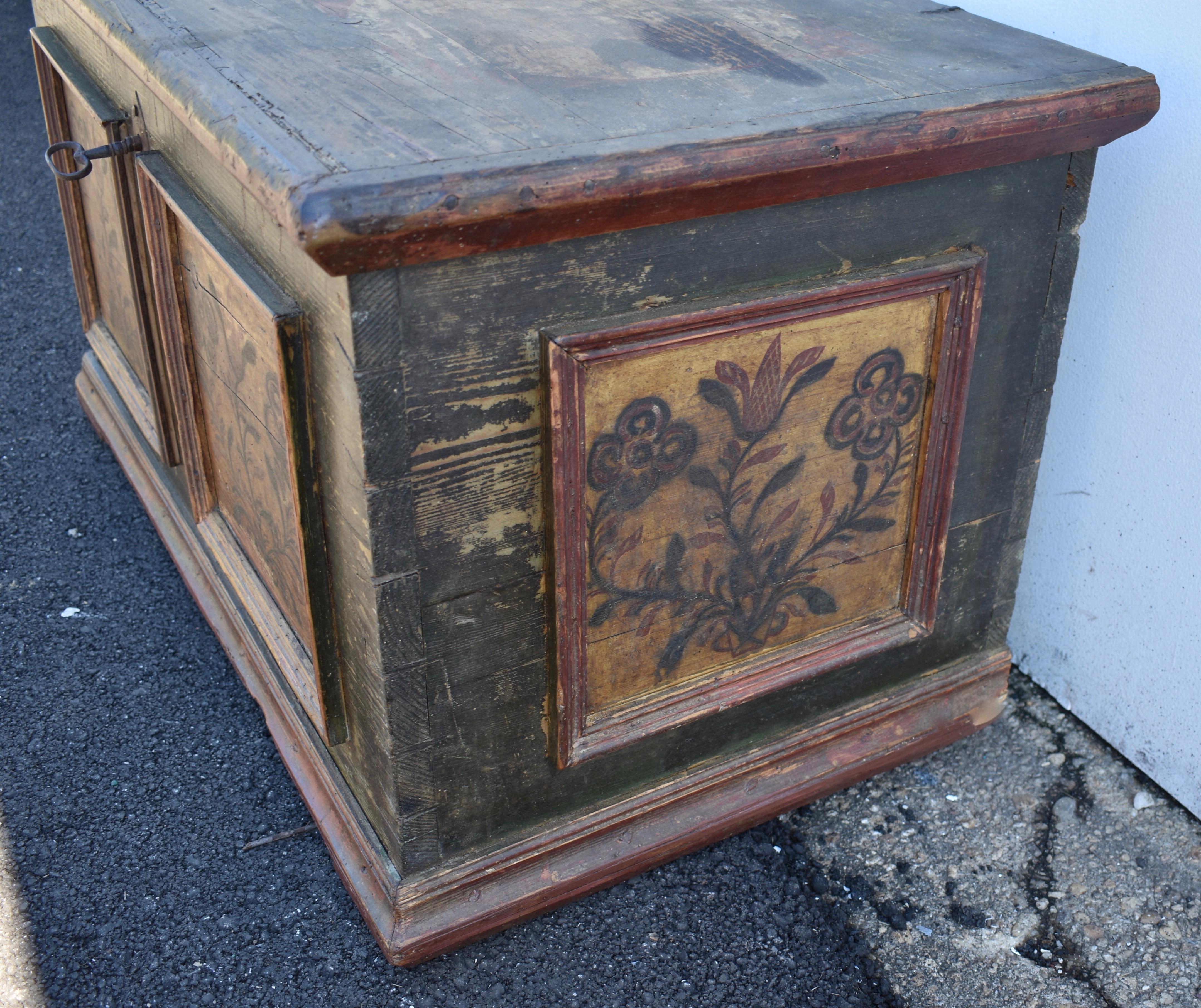 Pine Trunk or Blanket Chest in Original Decorative Paint In Good Condition For Sale In Baltimore, MD