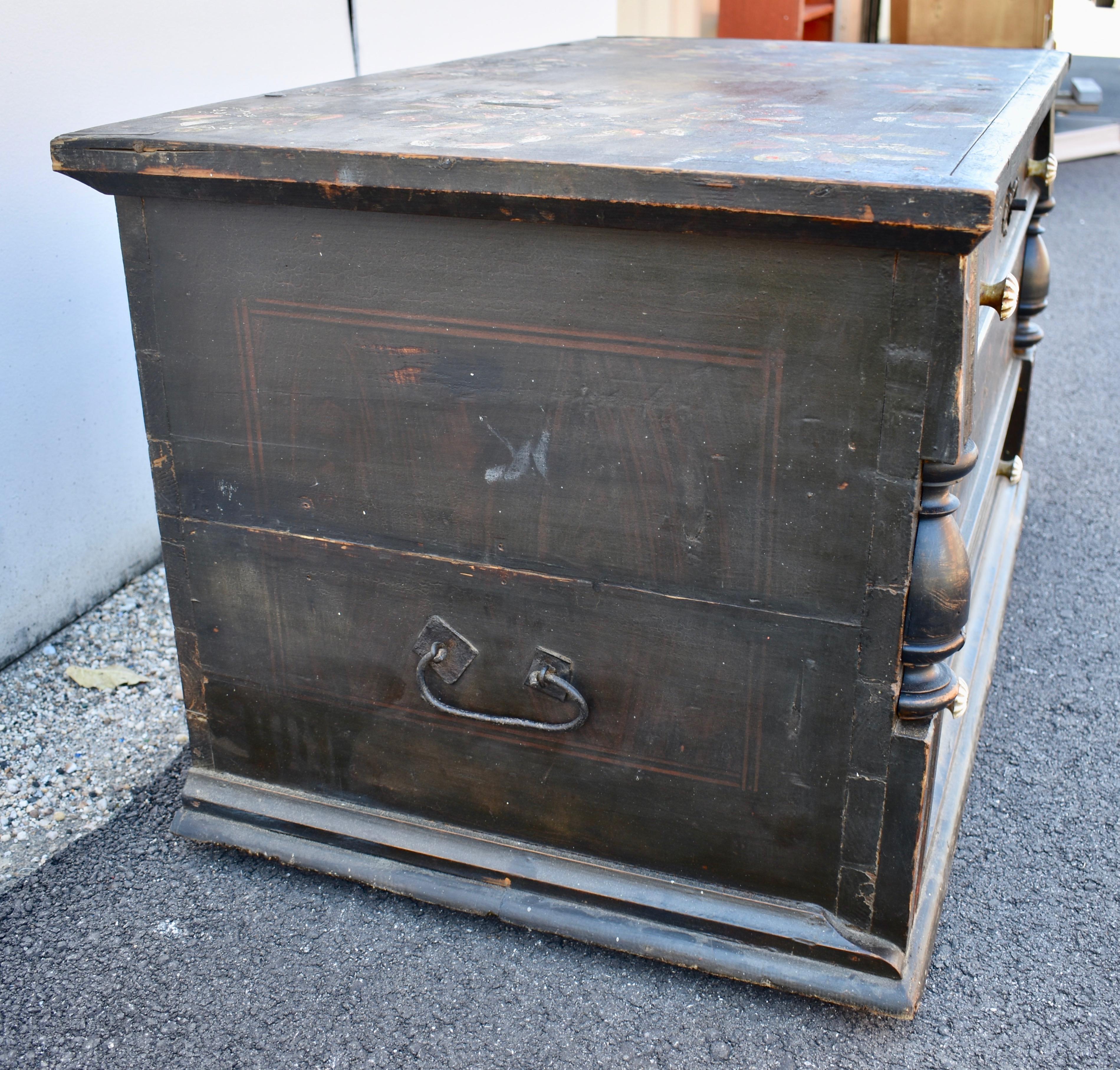 Pine Trunk or Blanket Chest in Original Decorative Paint In Good Condition For Sale In Baltimore, MD