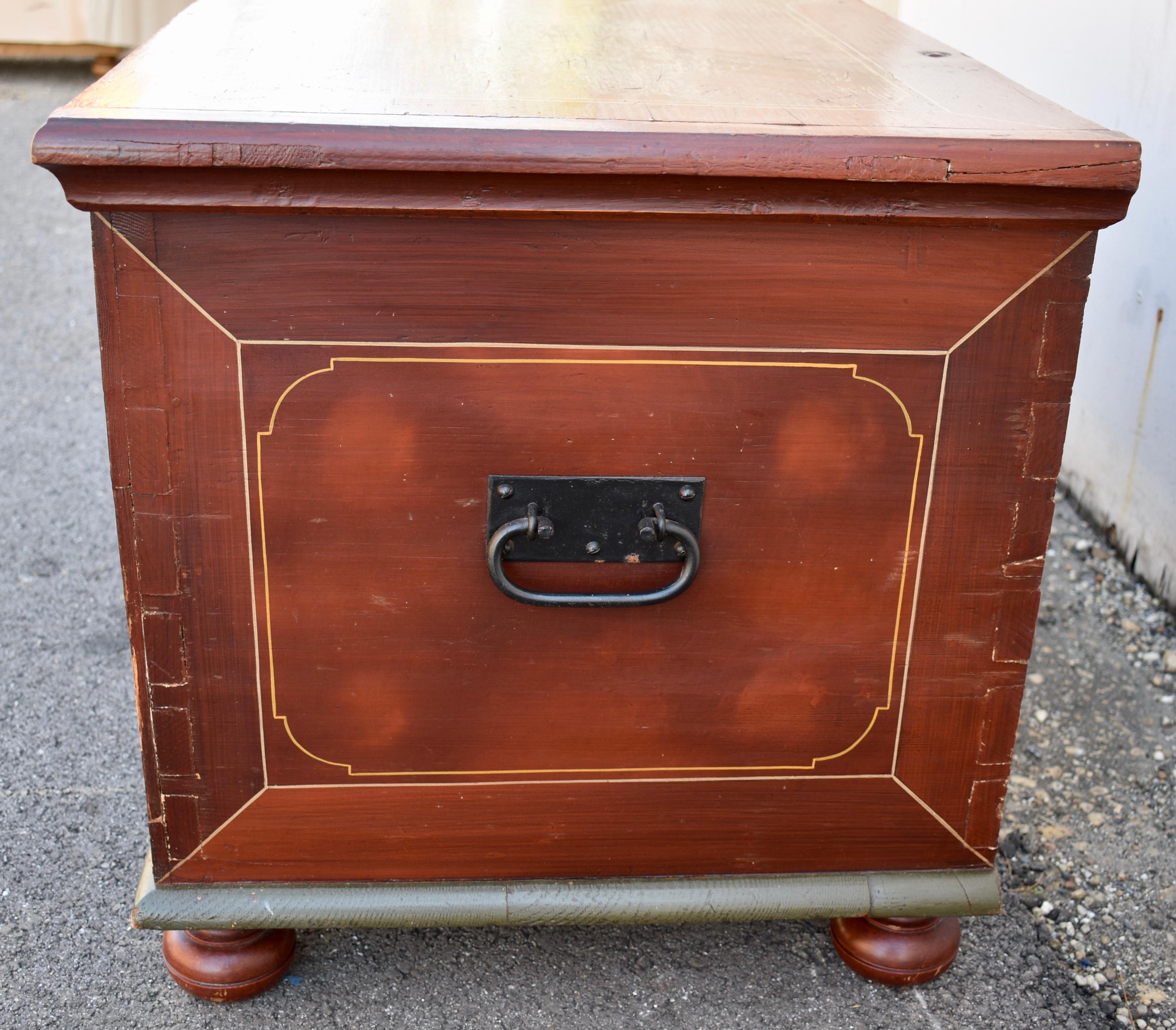 Truhe oder Deckentruhe aus Kiefernholz in originaler dekorativer Farbe im Zustand „Gut“ im Angebot in Baltimore, MD