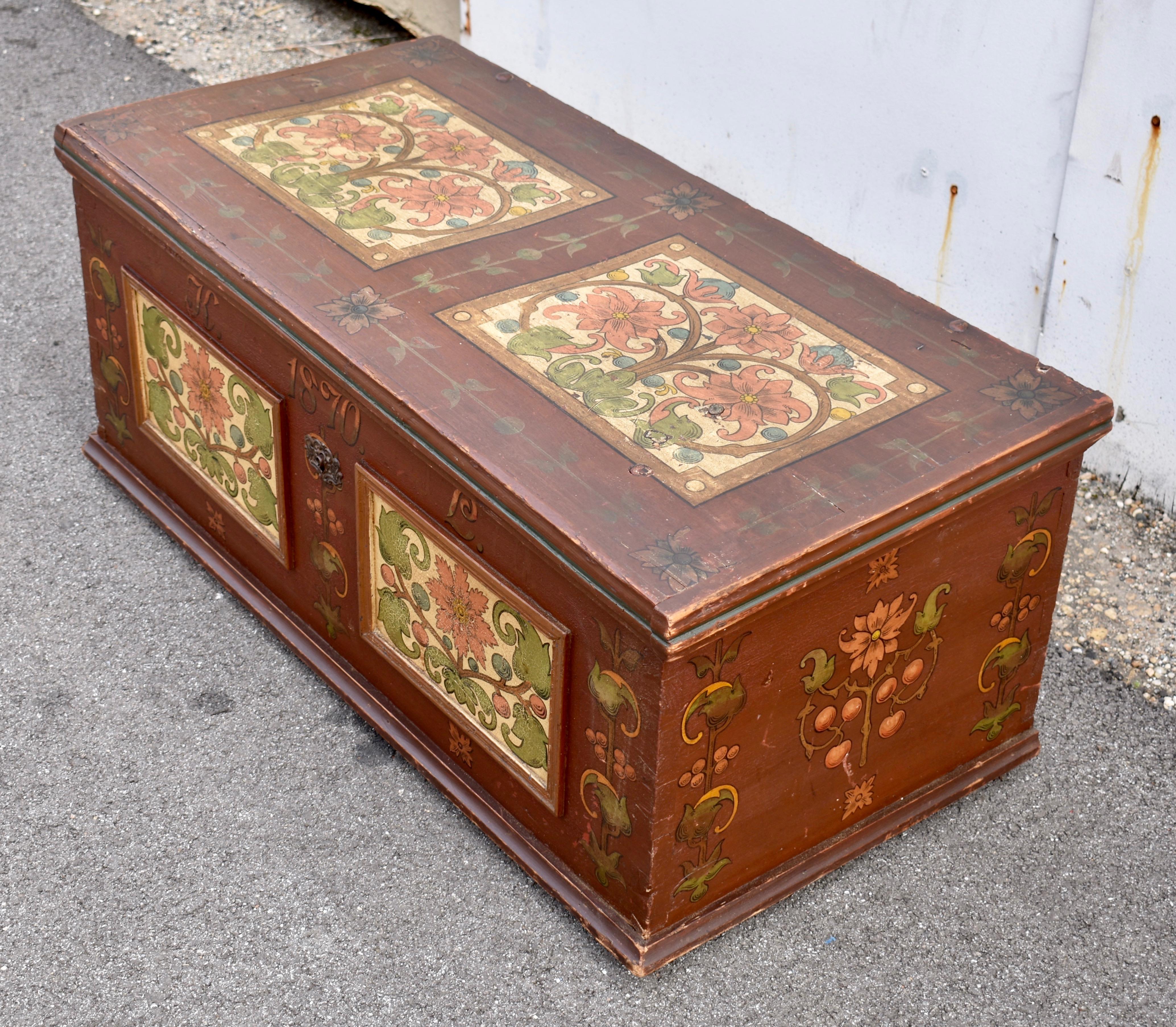 Truhe oder Deckentruhe aus Kiefernholz in originaler dekorativer Farbe im Zustand „Gut“ im Angebot in Baltimore, MD