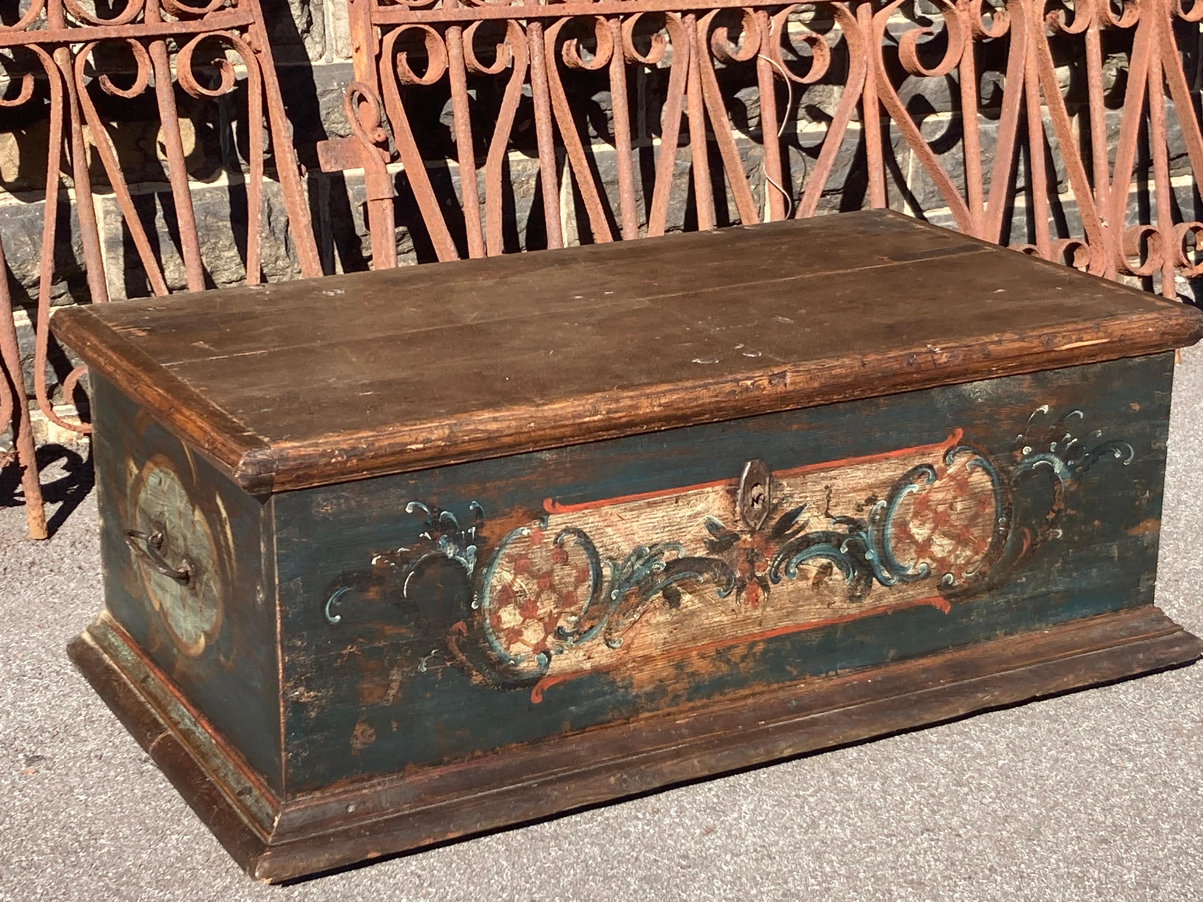 Pine Trunk or Blanket Chest in Original Decorative Paint im Zustand „Gut“ im Angebot in Baltimore, MD