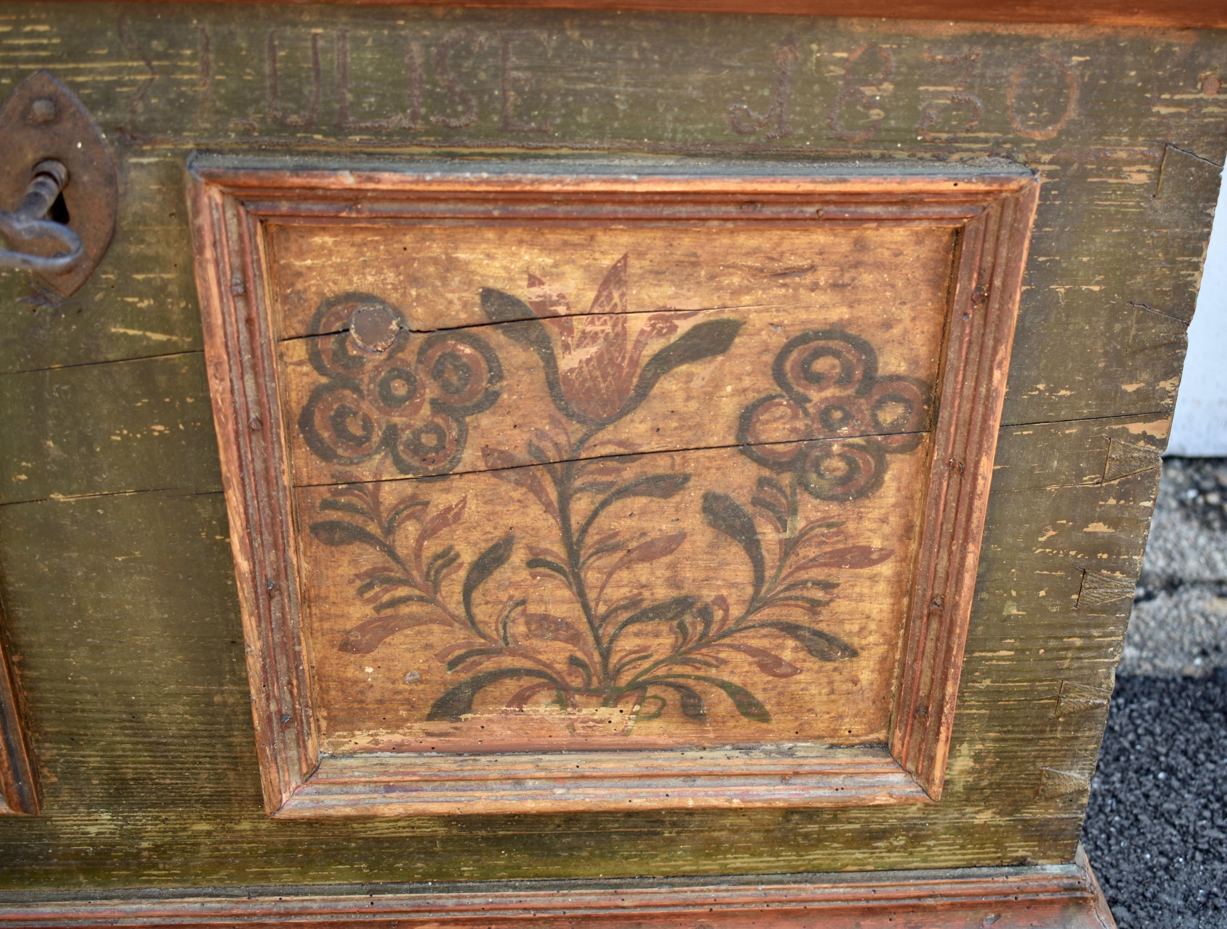Kiefernholztruhe oder Deckentruhe in Original-Deko-Farbe (19. Jahrhundert) im Angebot