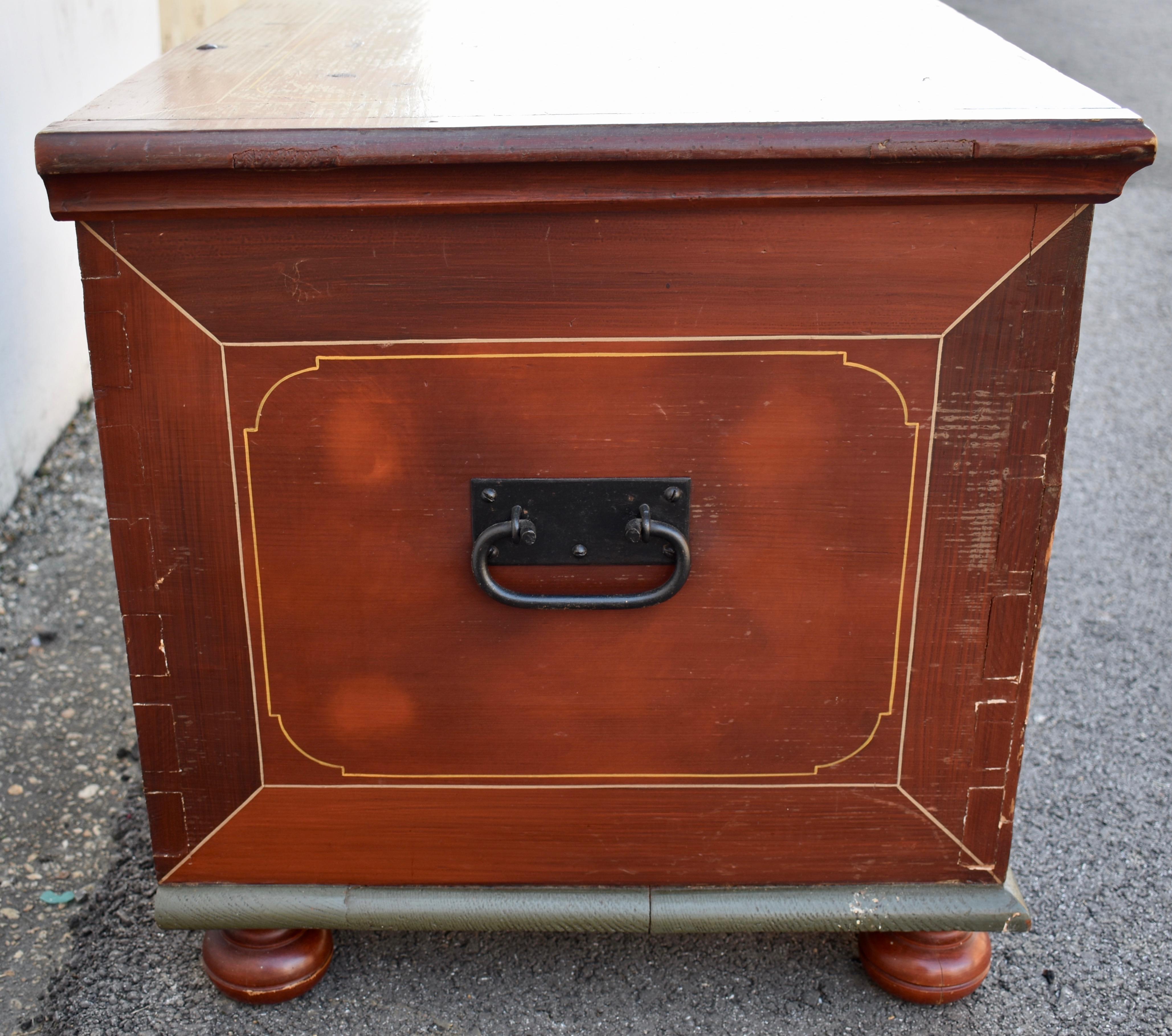 Truhe oder Deckentruhe aus Kiefernholz in originaler dekorativer Farbe (19. Jahrhundert) im Angebot