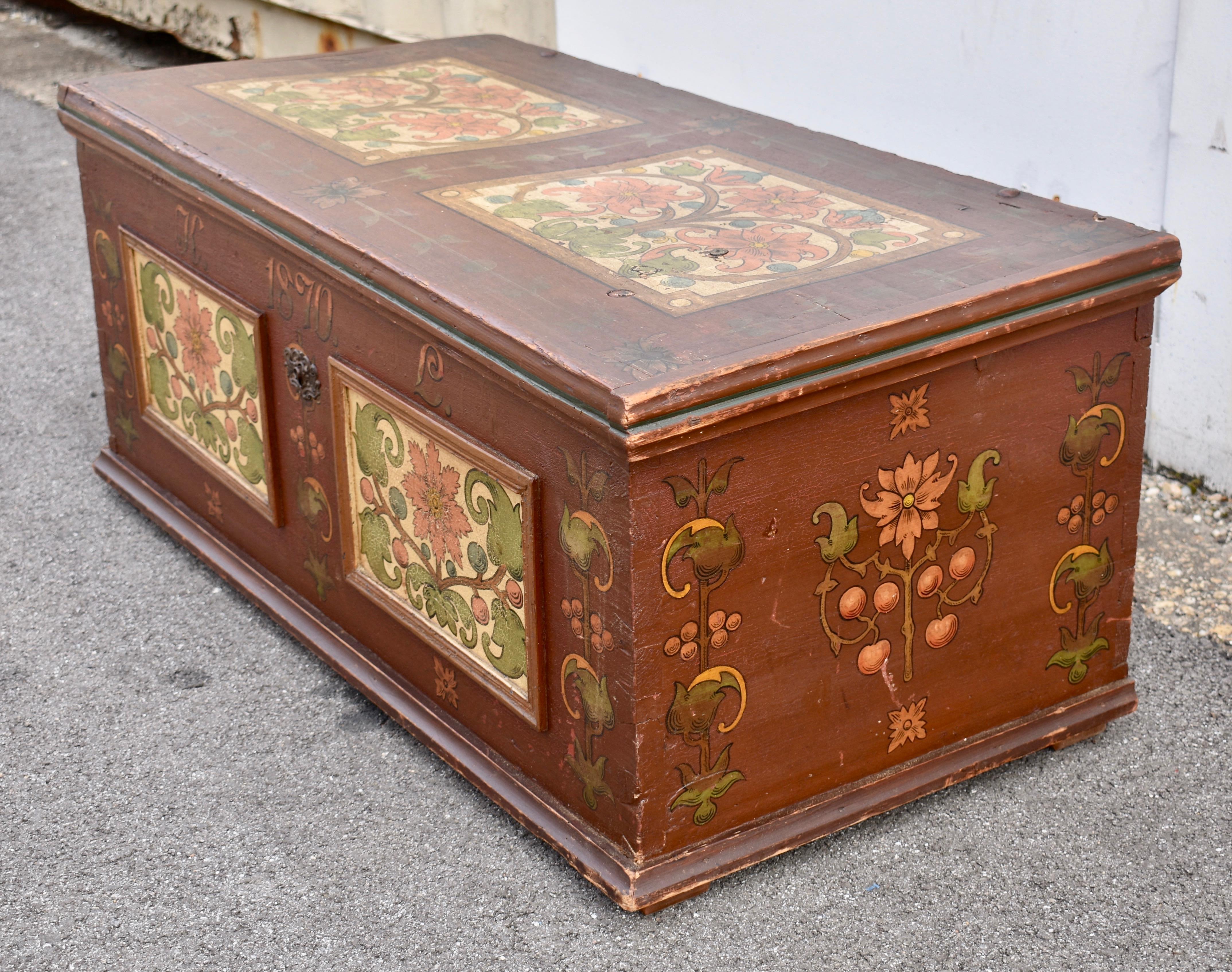 Truhe oder Deckentruhe aus Kiefernholz in originaler dekorativer Farbe (19. Jahrhundert) im Angebot