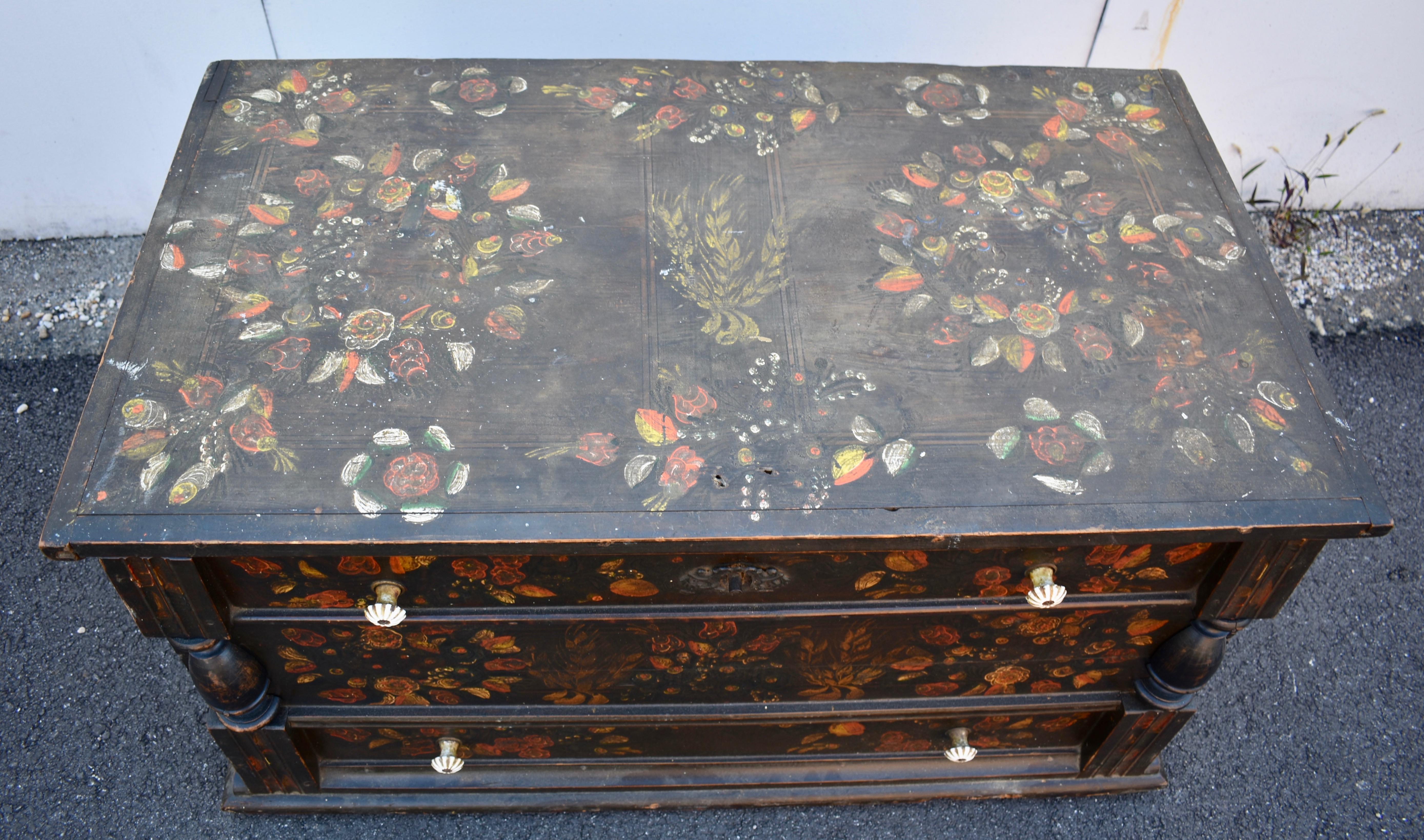 Pine Trunk or Blanket Chest in Original Decorative Paint For Sale 1