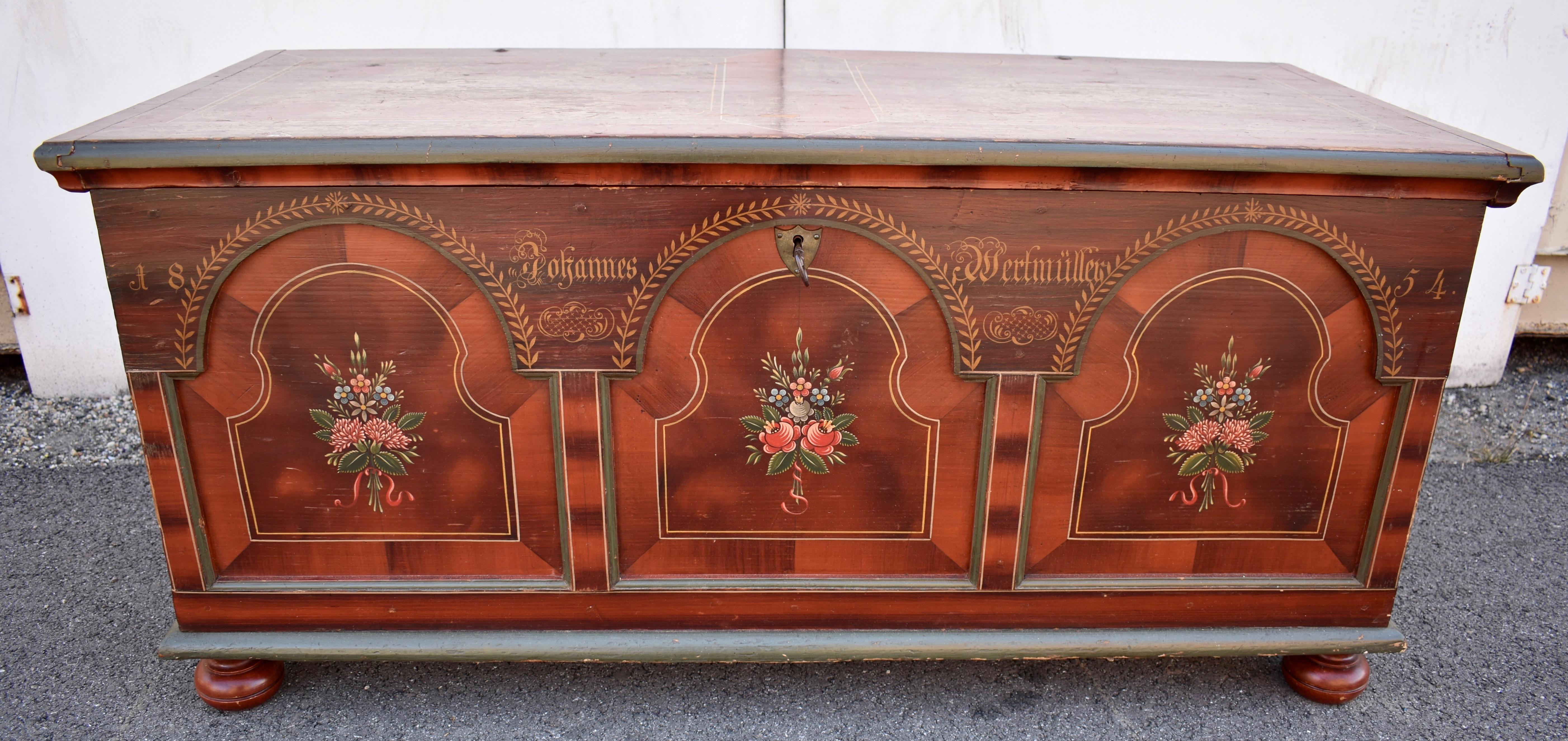 Truhe oder Deckentruhe aus Kiefernholz in originaler dekorativer Farbe im Angebot 1