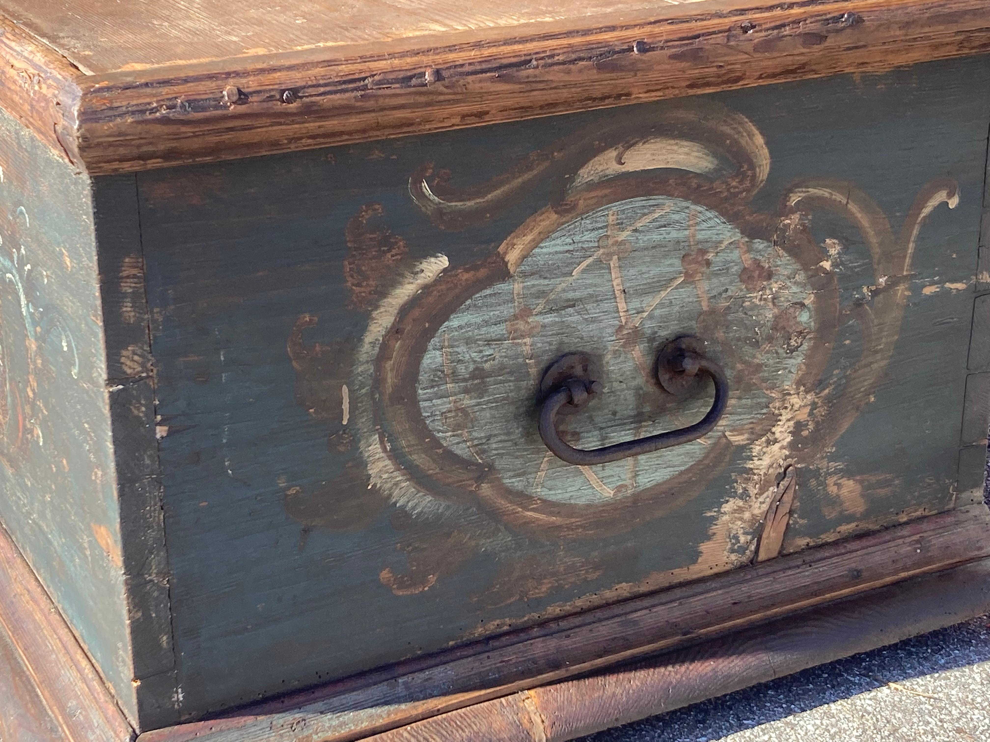 Pine Trunk or Blanket Chest in Original Decorative Paint (Kiefernholz) im Angebot