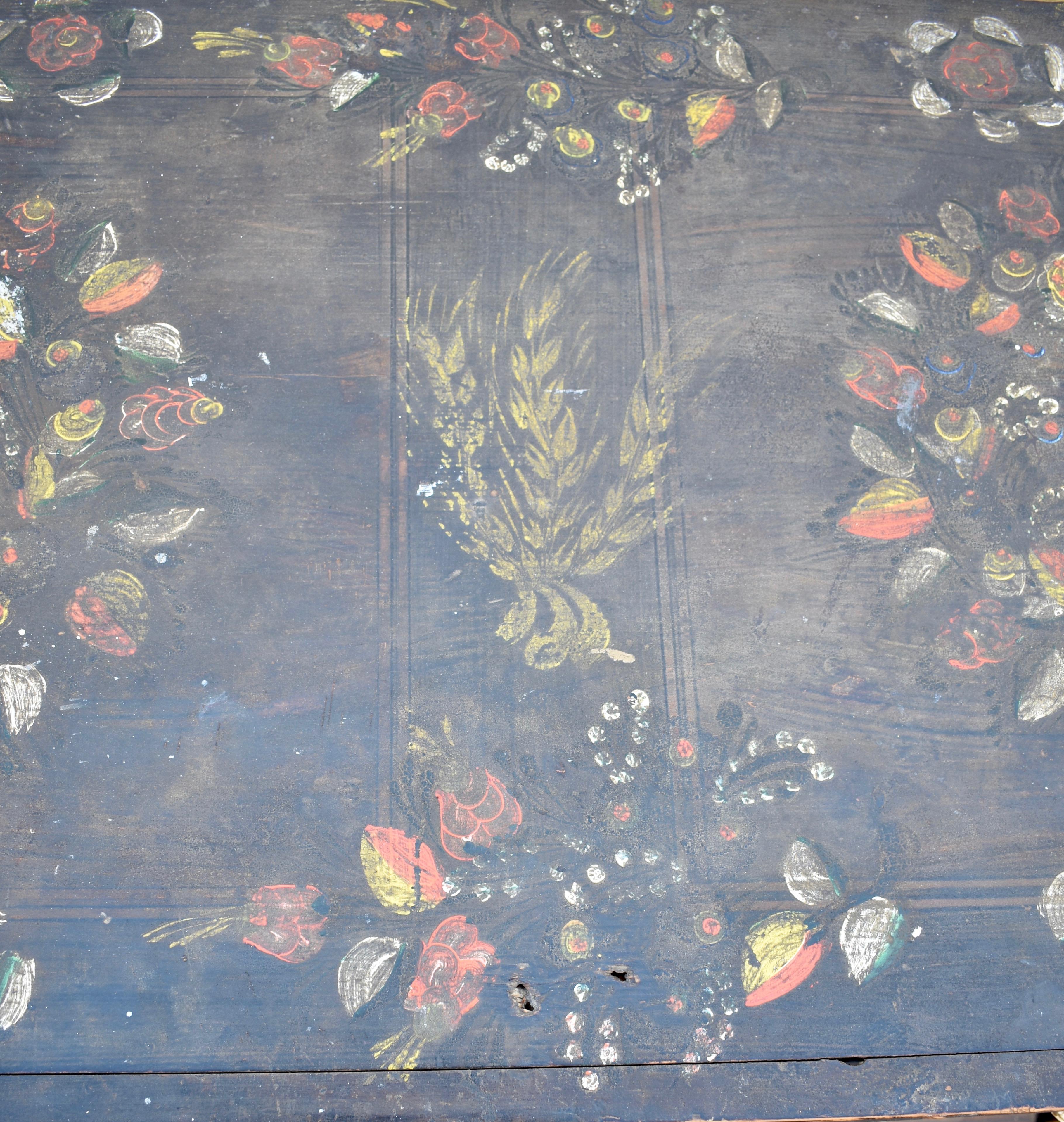 Truhe oder Deckentruhe aus Kiefernholz in originaler dekorativer Farbe im Angebot 2