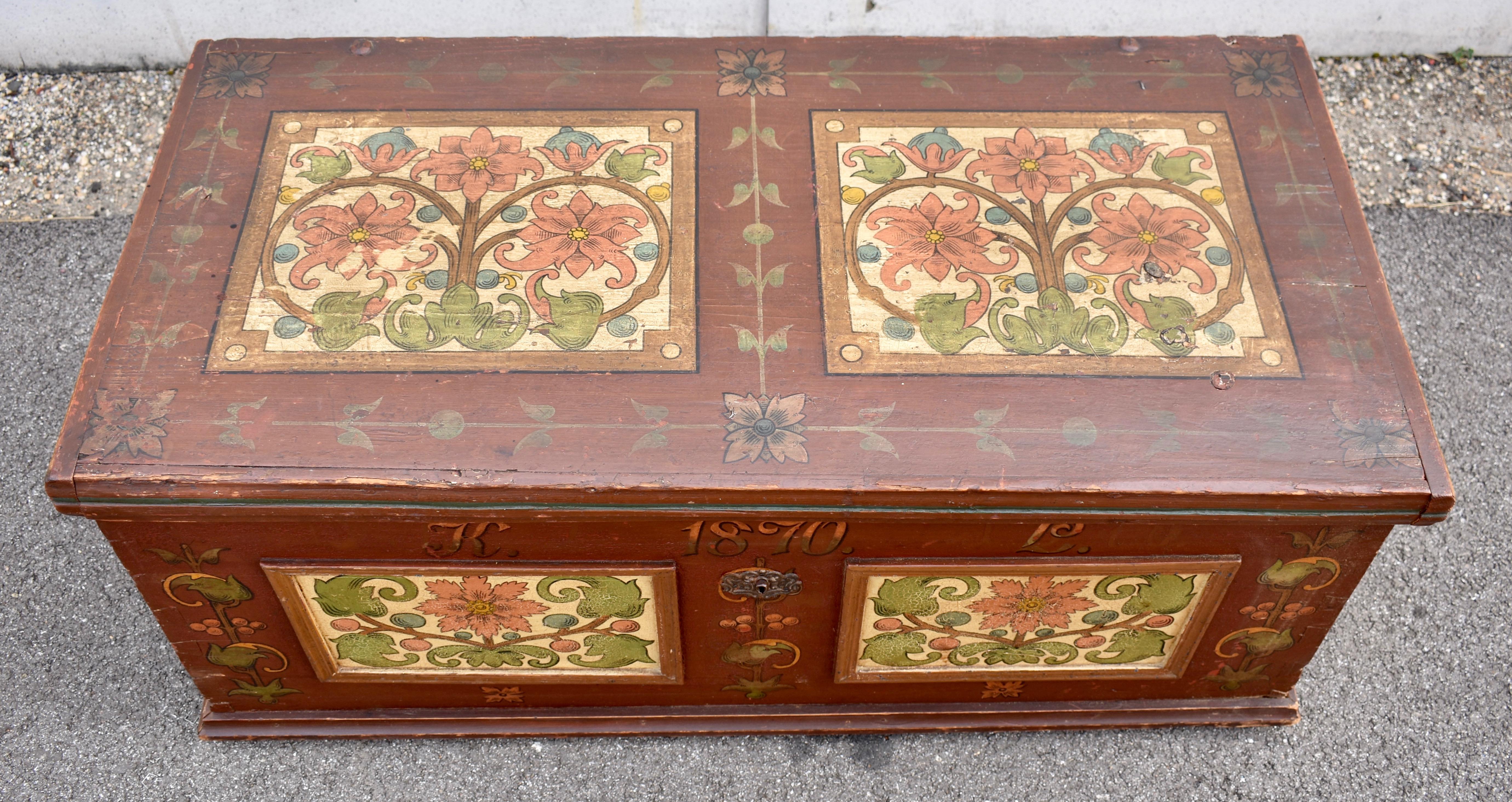 Truhe oder Deckentruhe aus Kiefernholz in originaler dekorativer Farbe im Angebot 2
