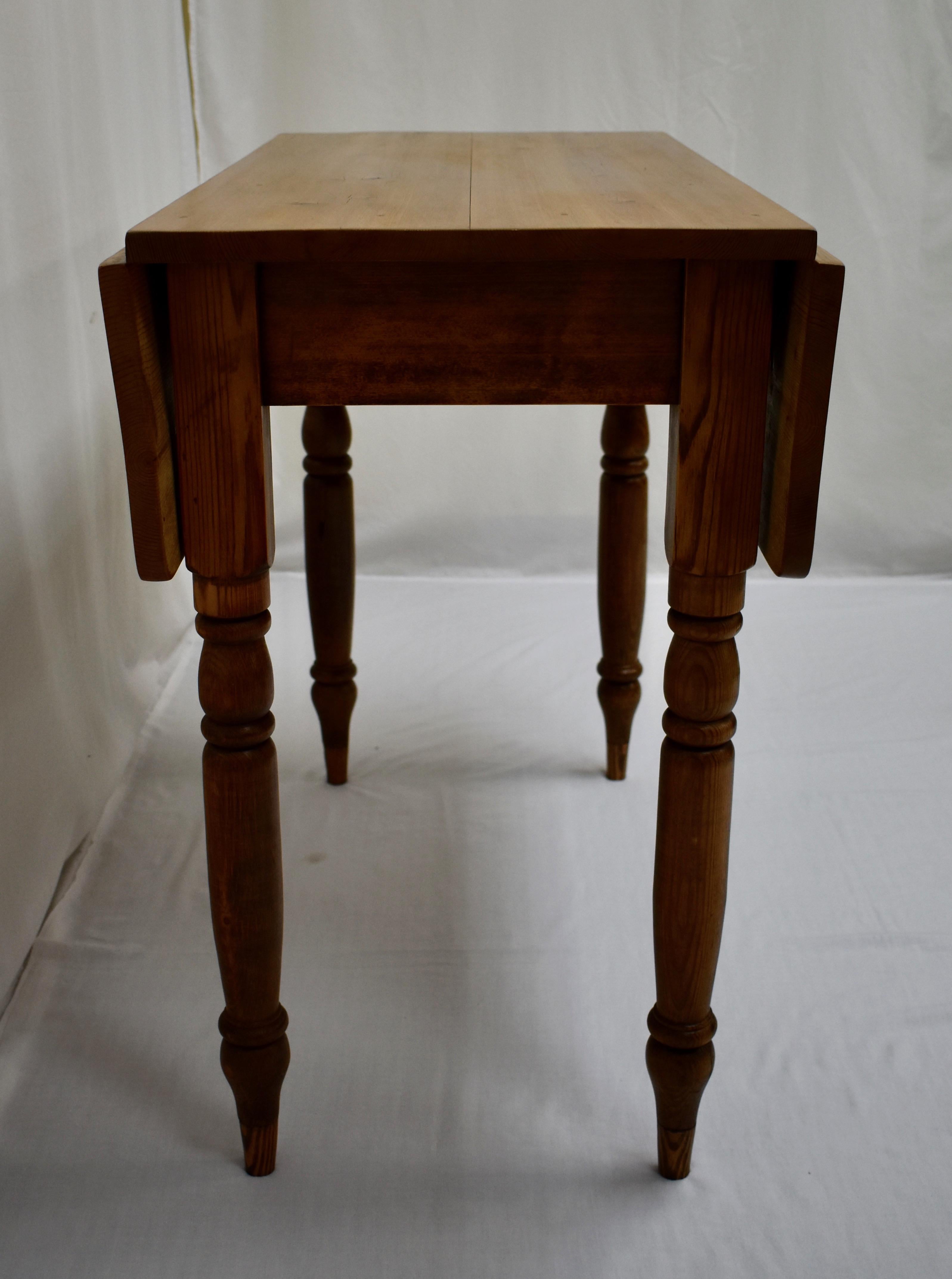 Pine Turned Leg Drop-Leaf Table In Good Condition In Baltimore, MD