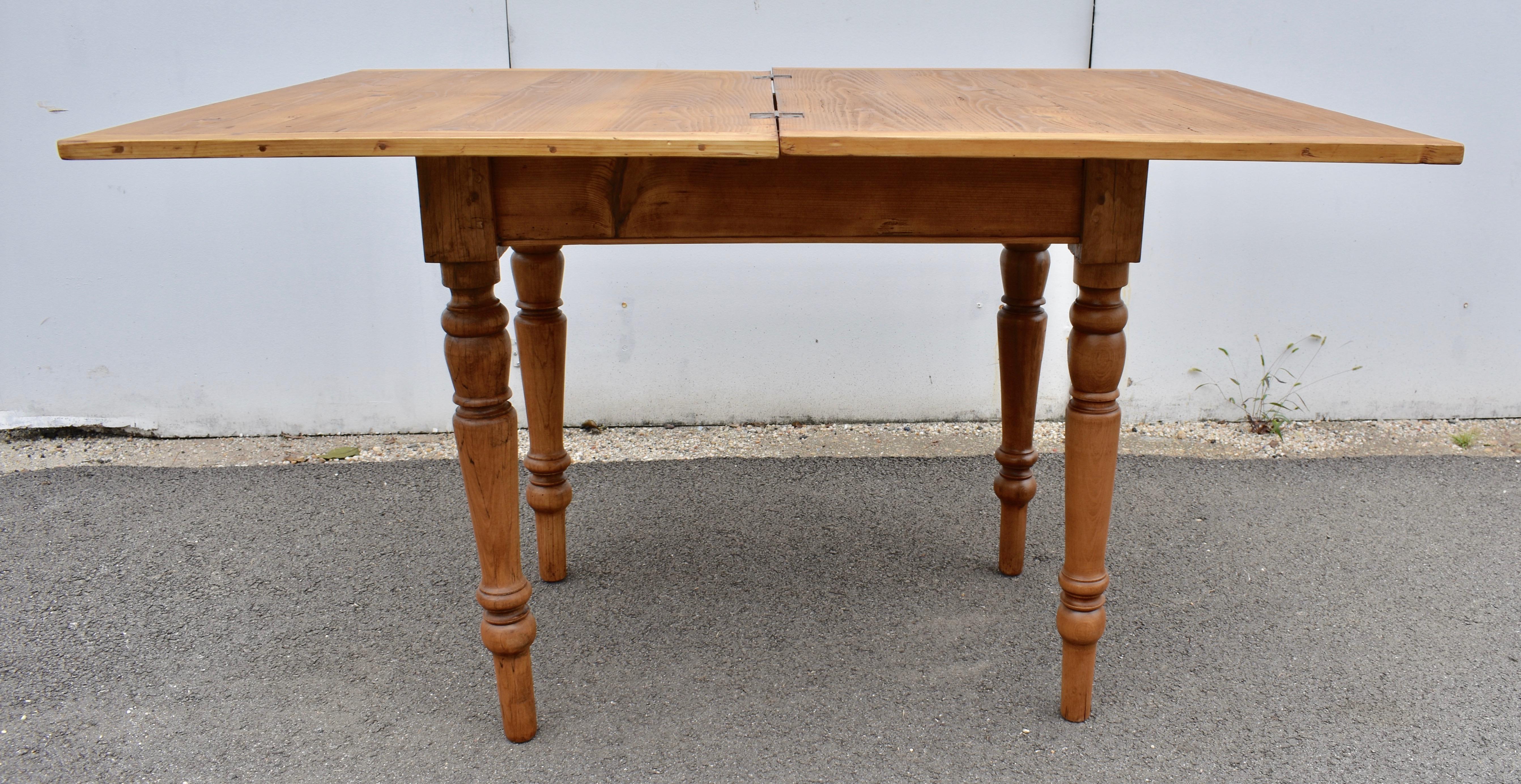 Pine Turned Leg Swivel-Top Table For Sale 3