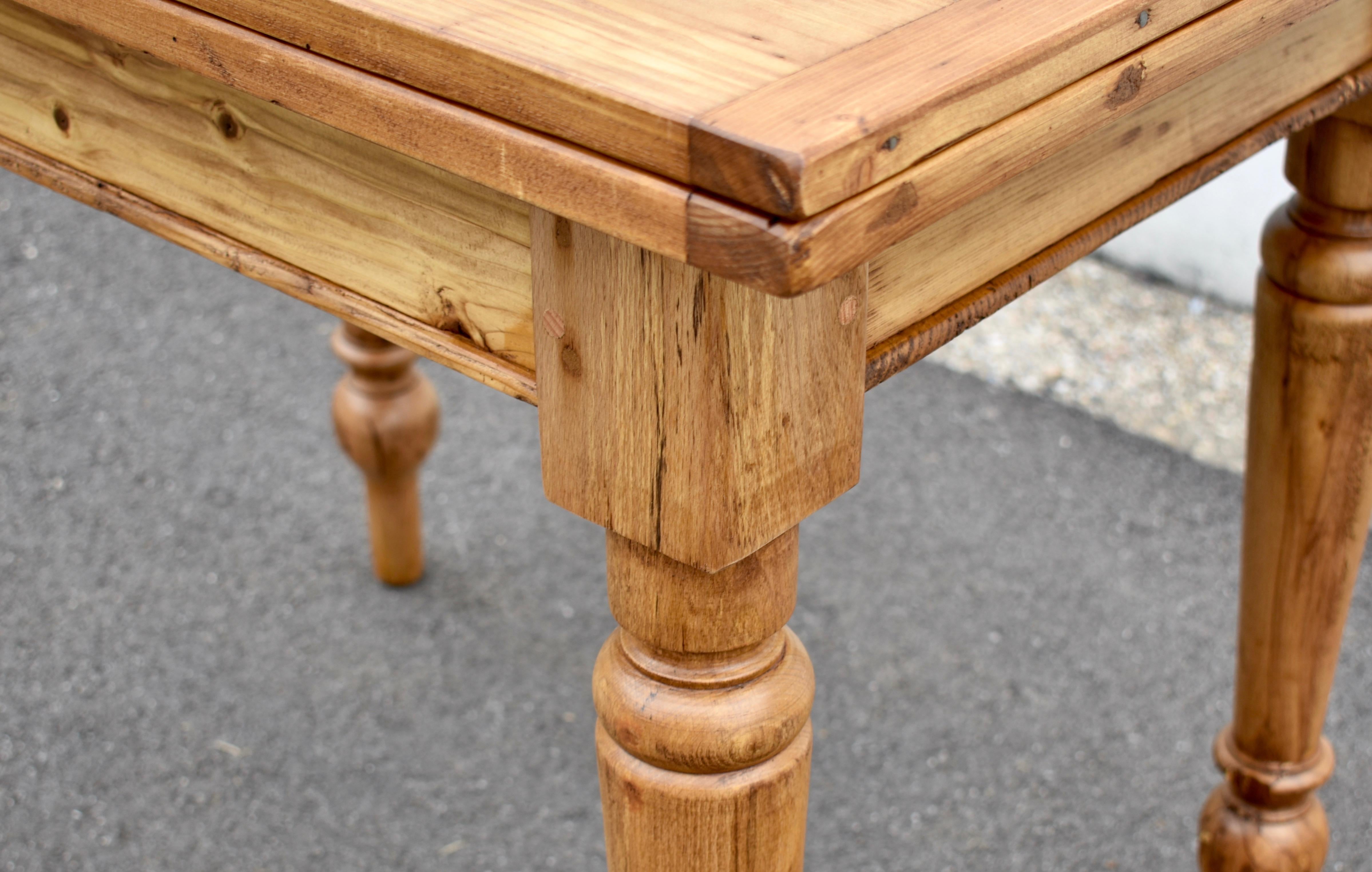 Pine Turned Leg Swivel-Top Table For Sale 1