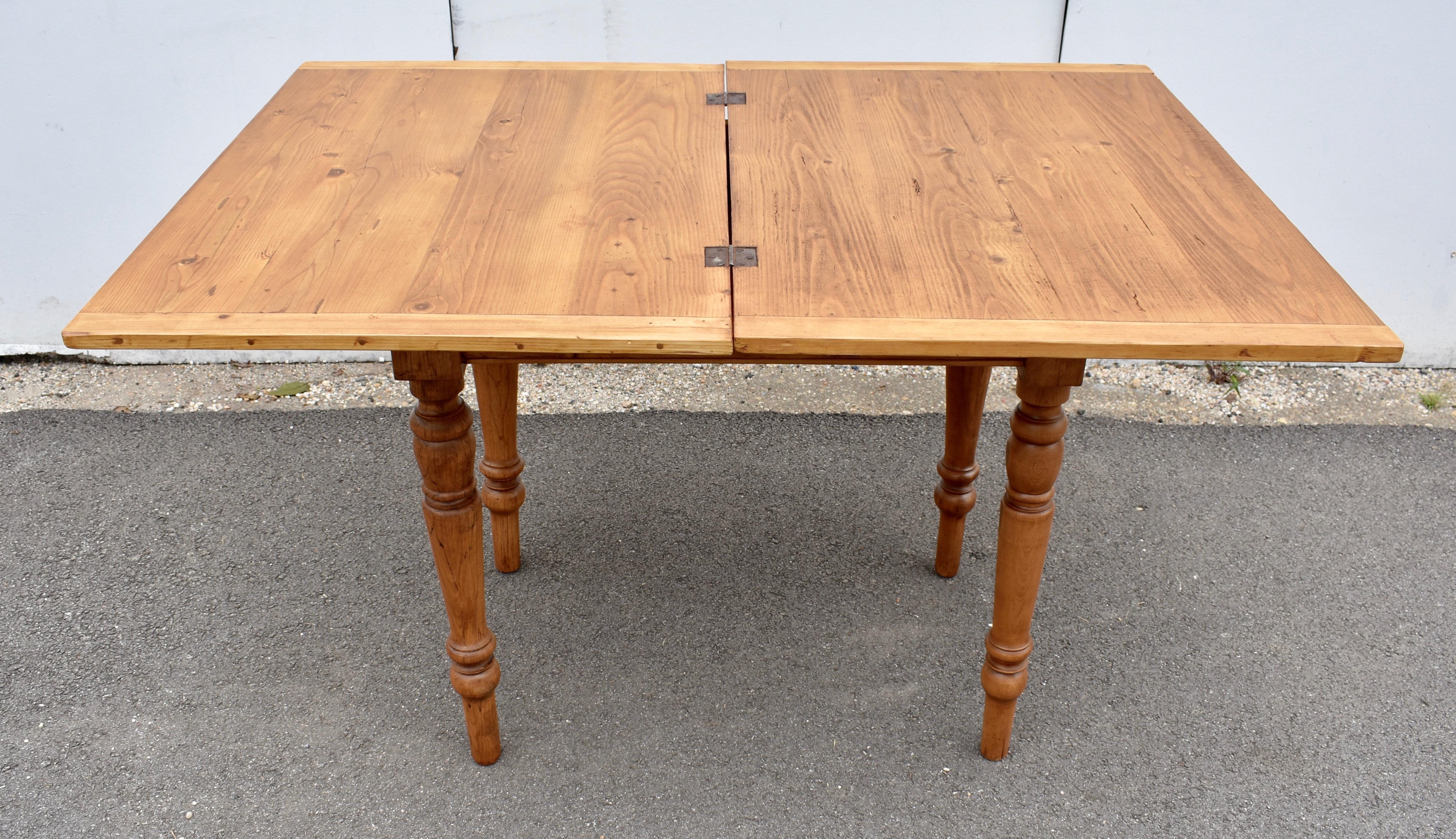Pine Turned Leg Swivel-Top Table For Sale 4