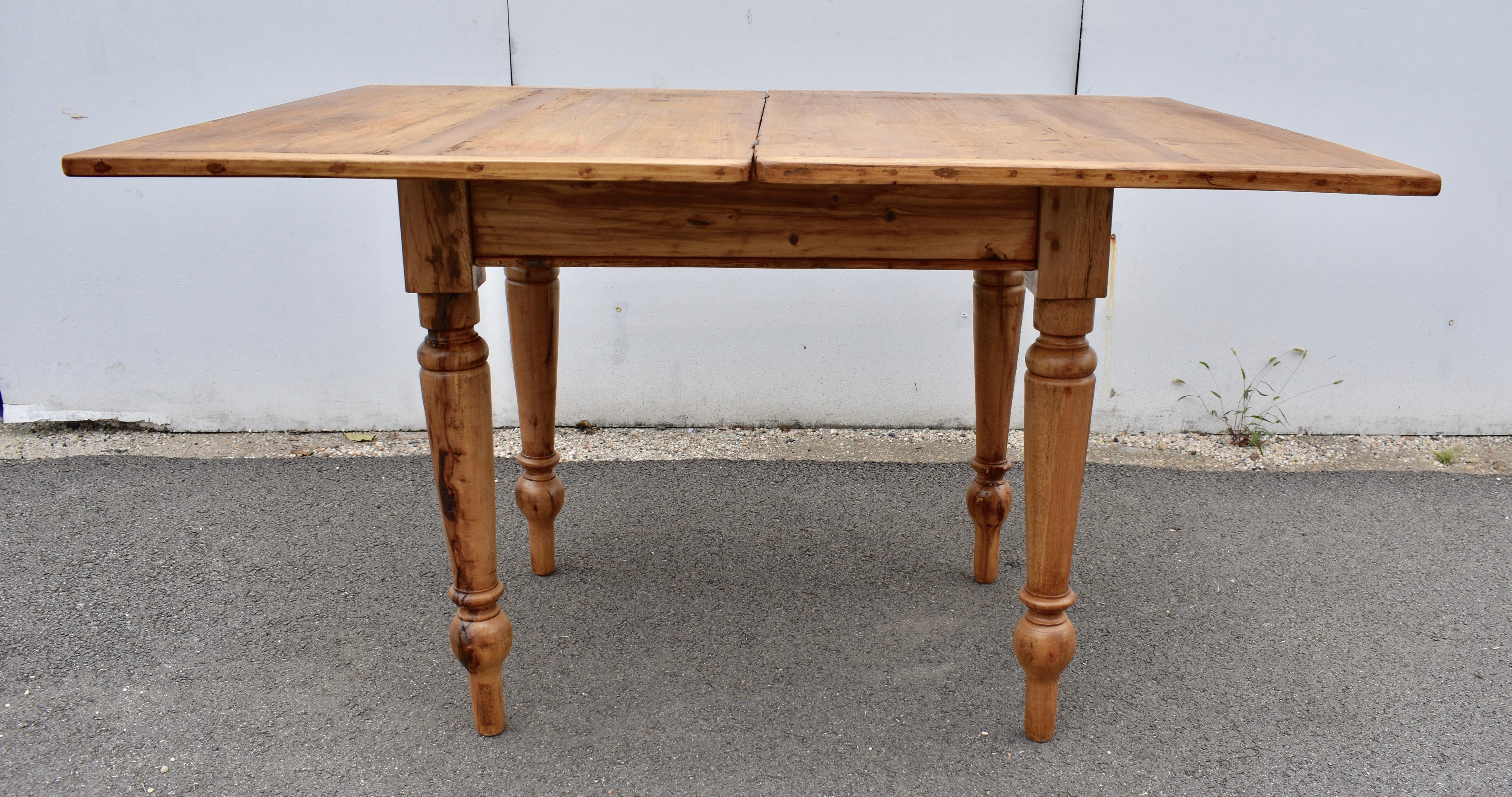 Pine Turned Leg Swivel-Top Table For Sale 2
