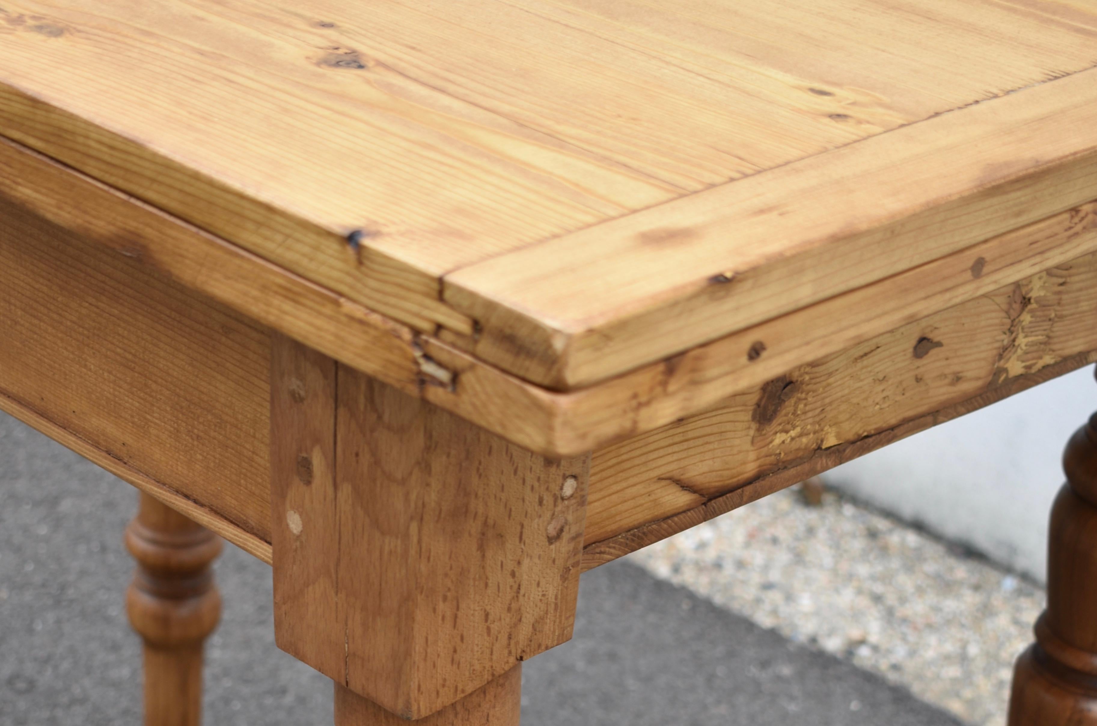 Pine Turned Leg Swivel-Top Table For Sale 6
