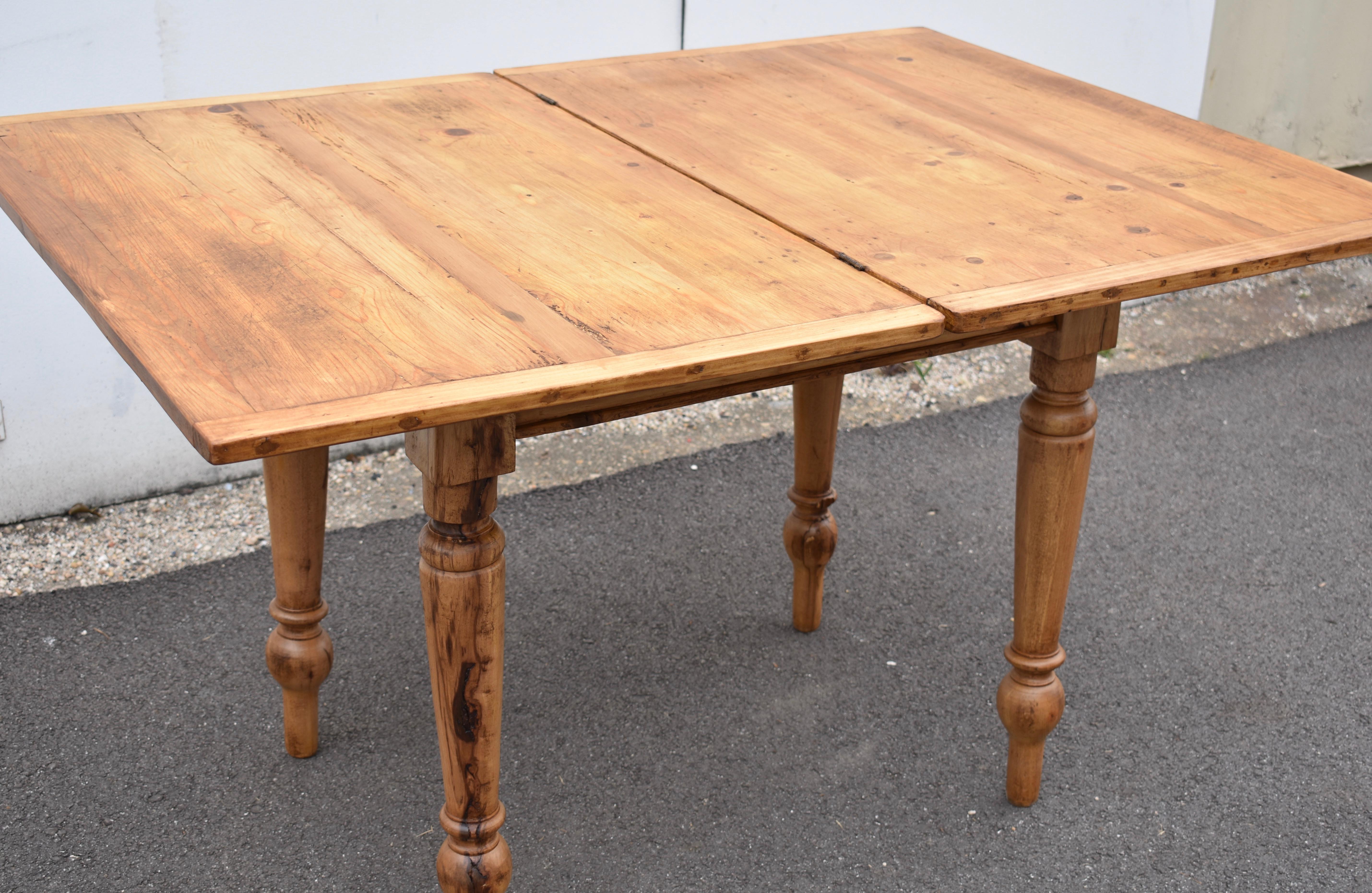 Pine Turned Leg Swivel-Top Table For Sale 6