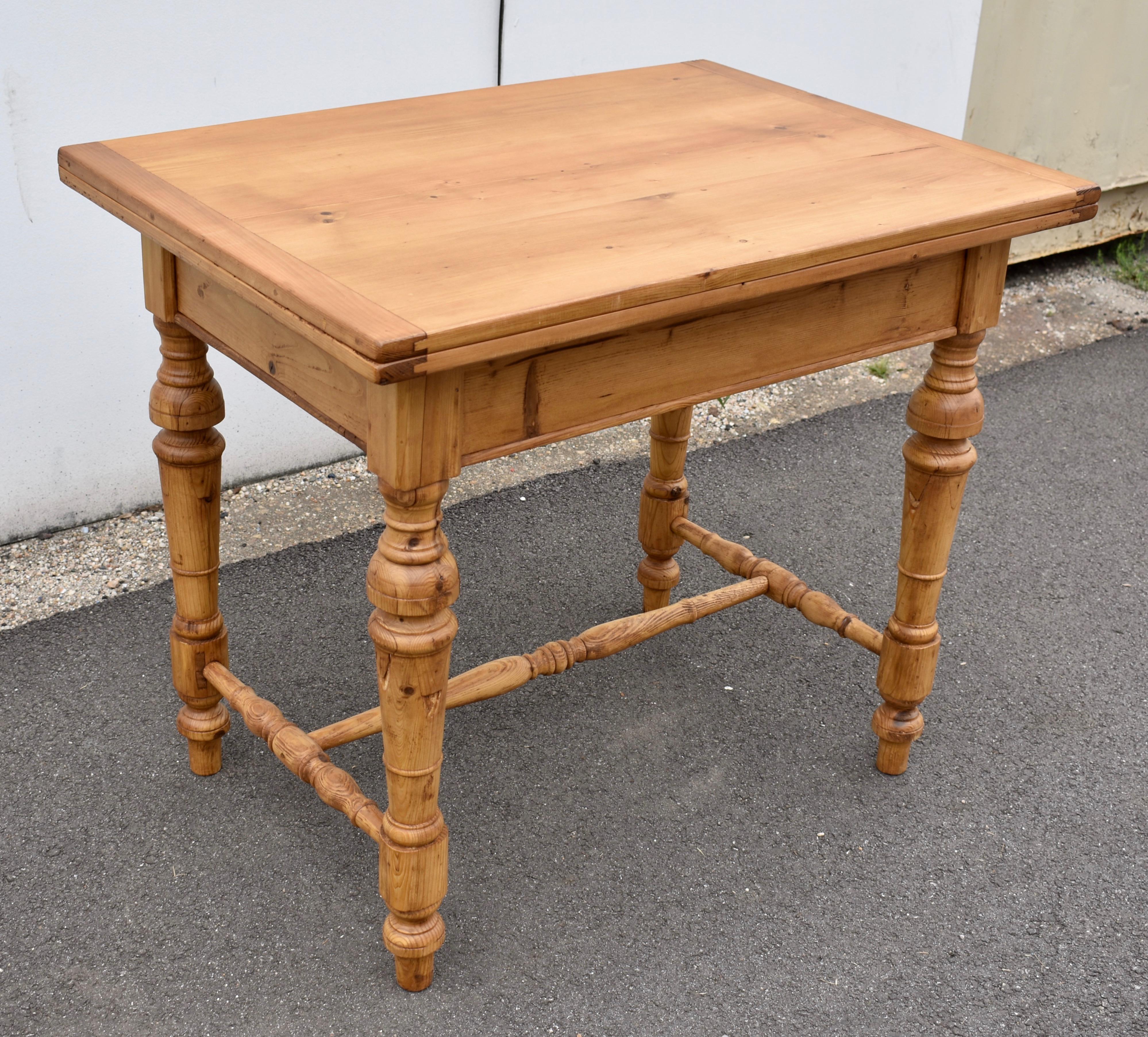 Country Pine Turned Leg Swivel-Top Table