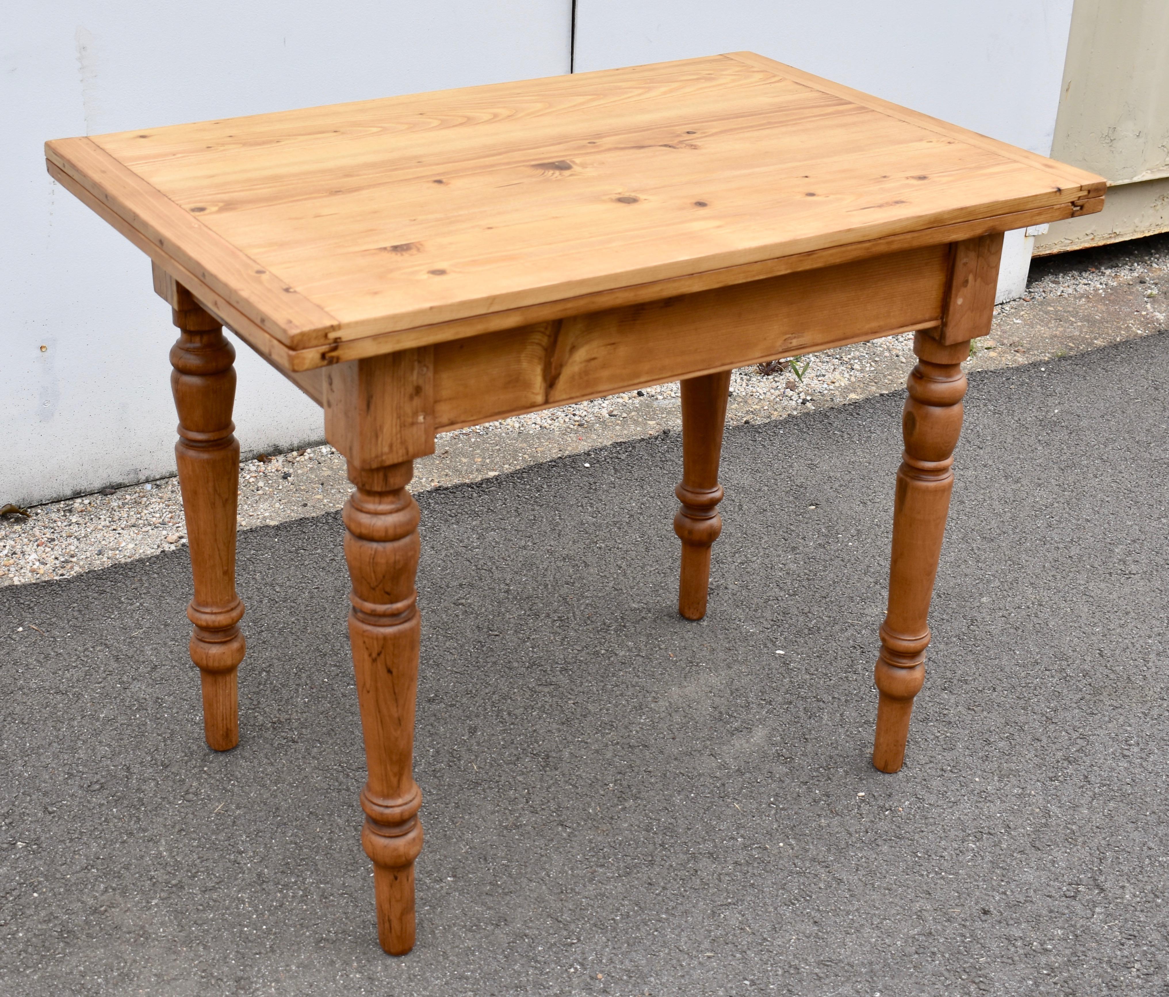 Hungarian Pine Turned Leg Swivel-Top Table For Sale