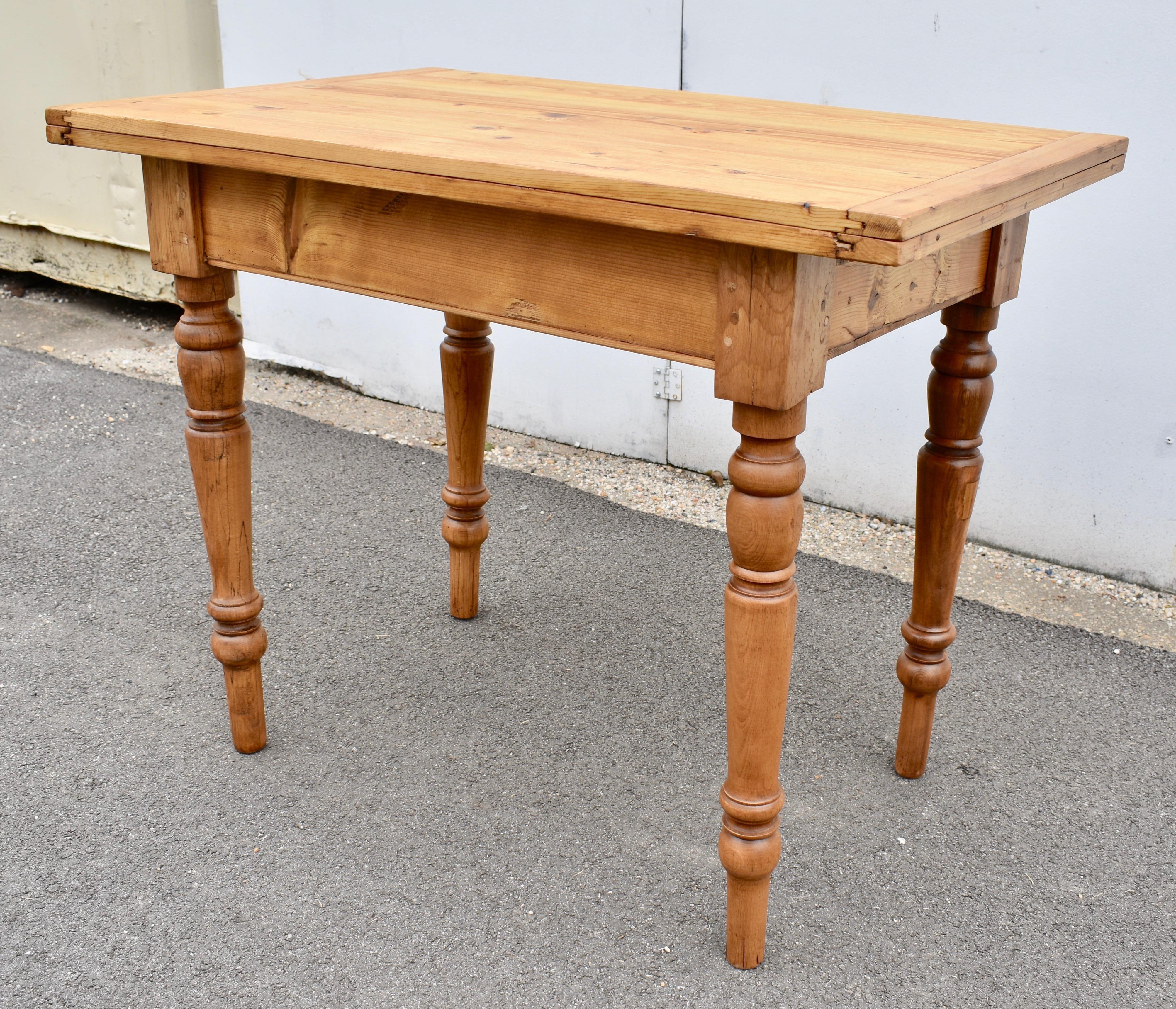 Polished Pine Turned Leg Swivel-Top Table For Sale