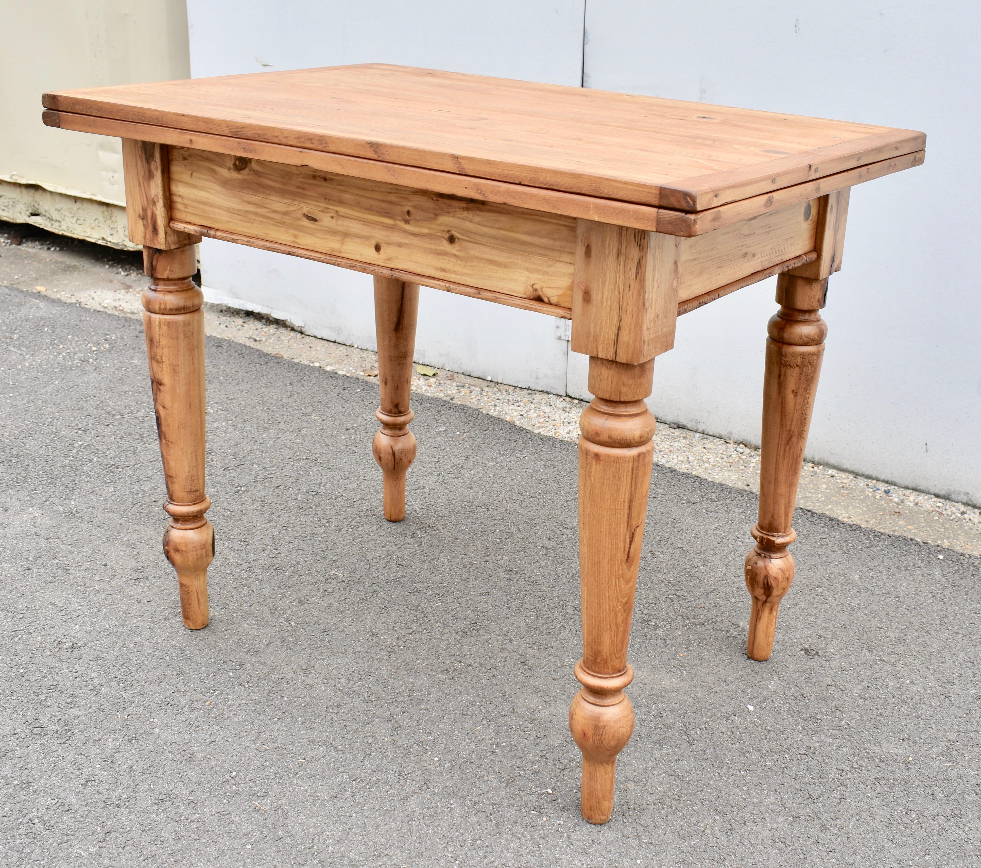 Hungarian Pine Turned Leg Swivel-Top Table For Sale