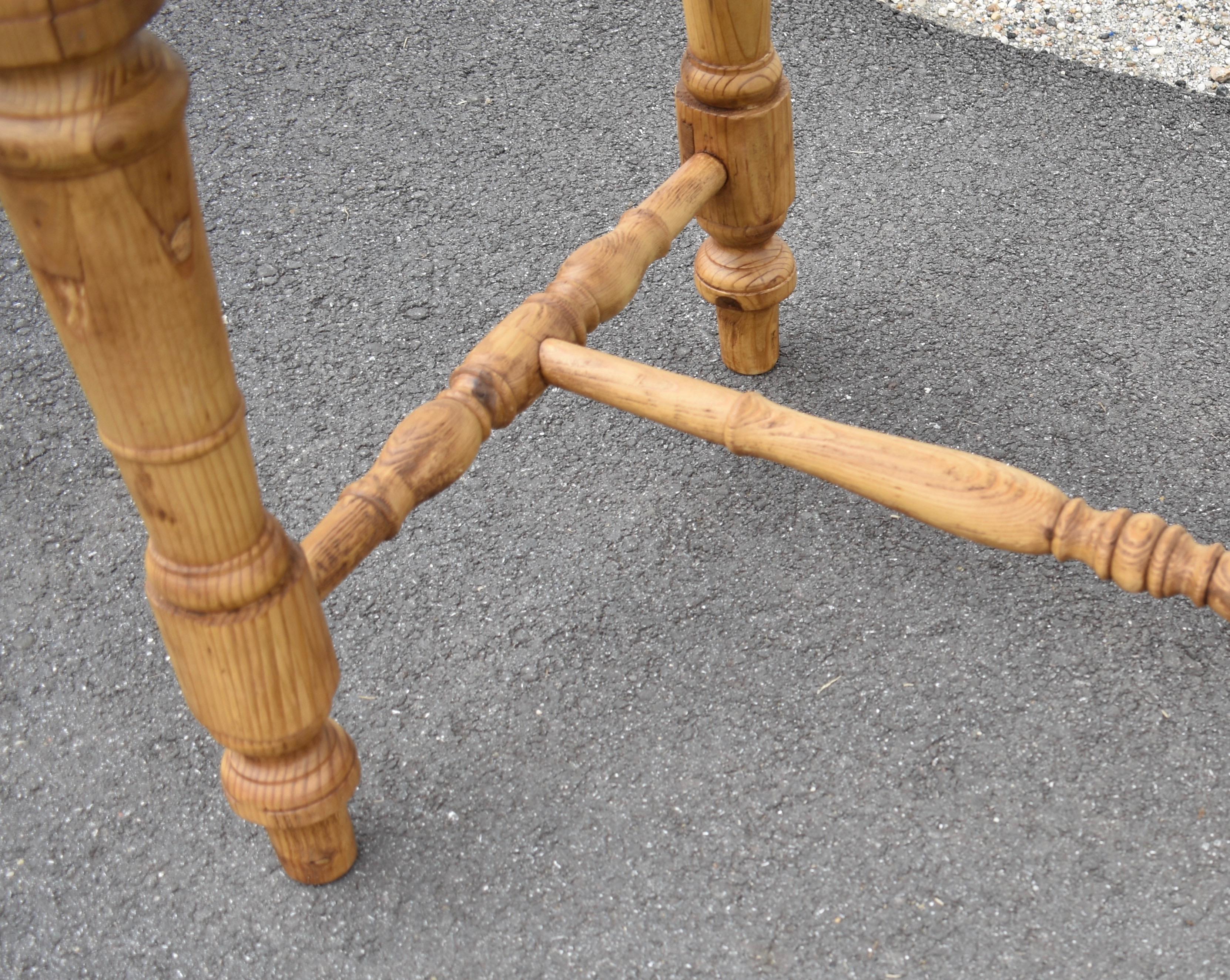 Pine Turned Leg Swivel-Top Table In Good Condition In Baltimore, MD