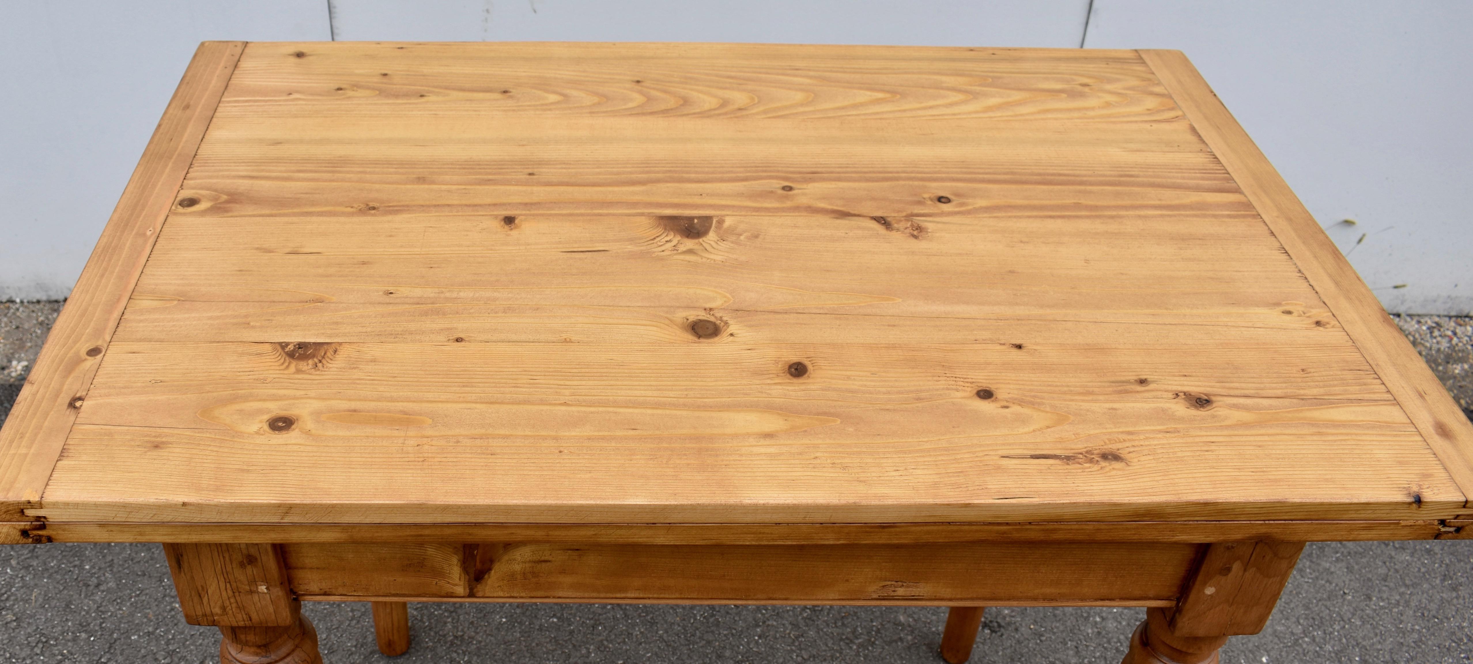 20ième siècle Table à plateau tournant en pin à pieds tournés en vente
