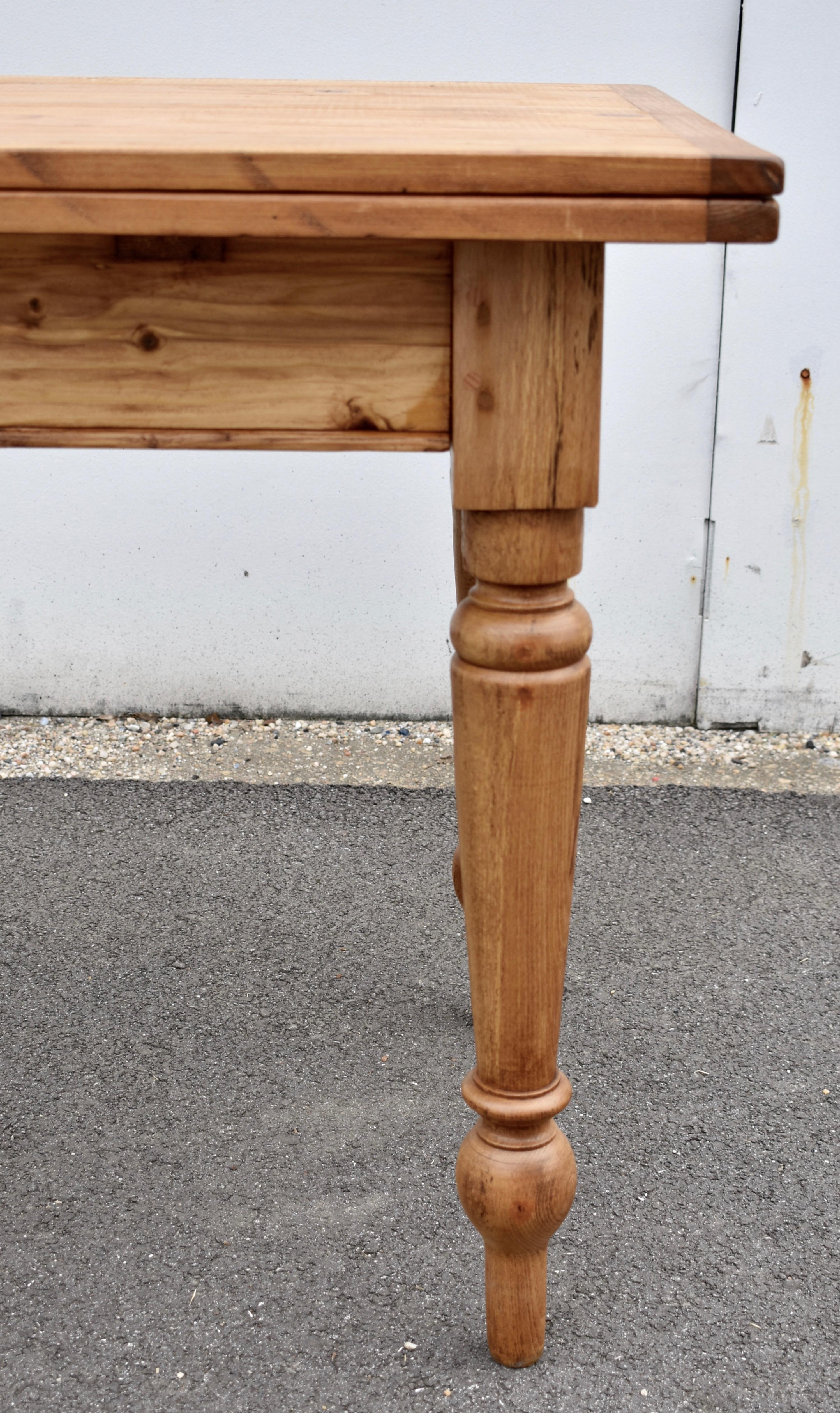 Polished Pine Turned Leg Swivel-Top Table For Sale