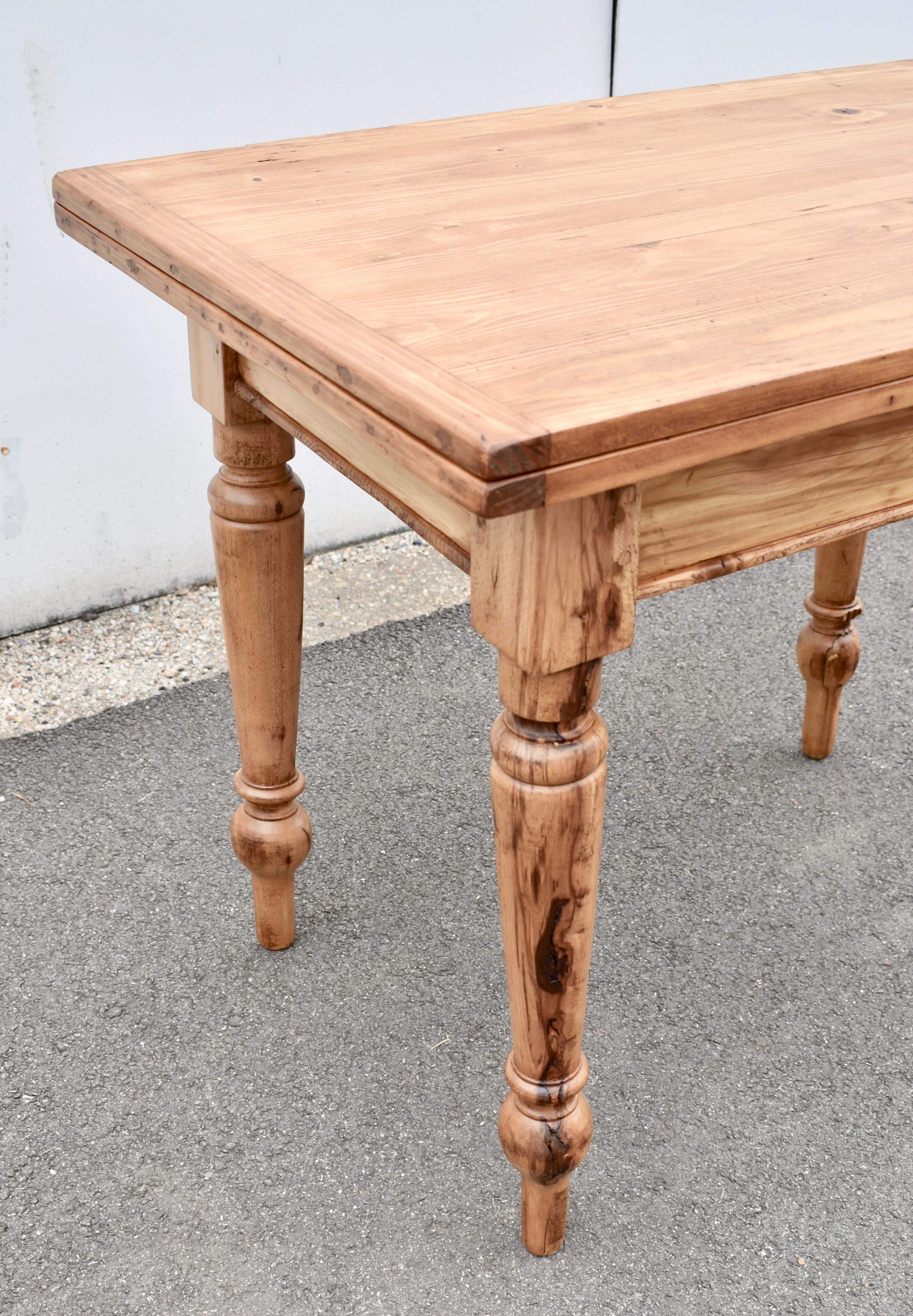 Pine Turned Leg Swivel-Top Table In Good Condition For Sale In Baltimore, MD