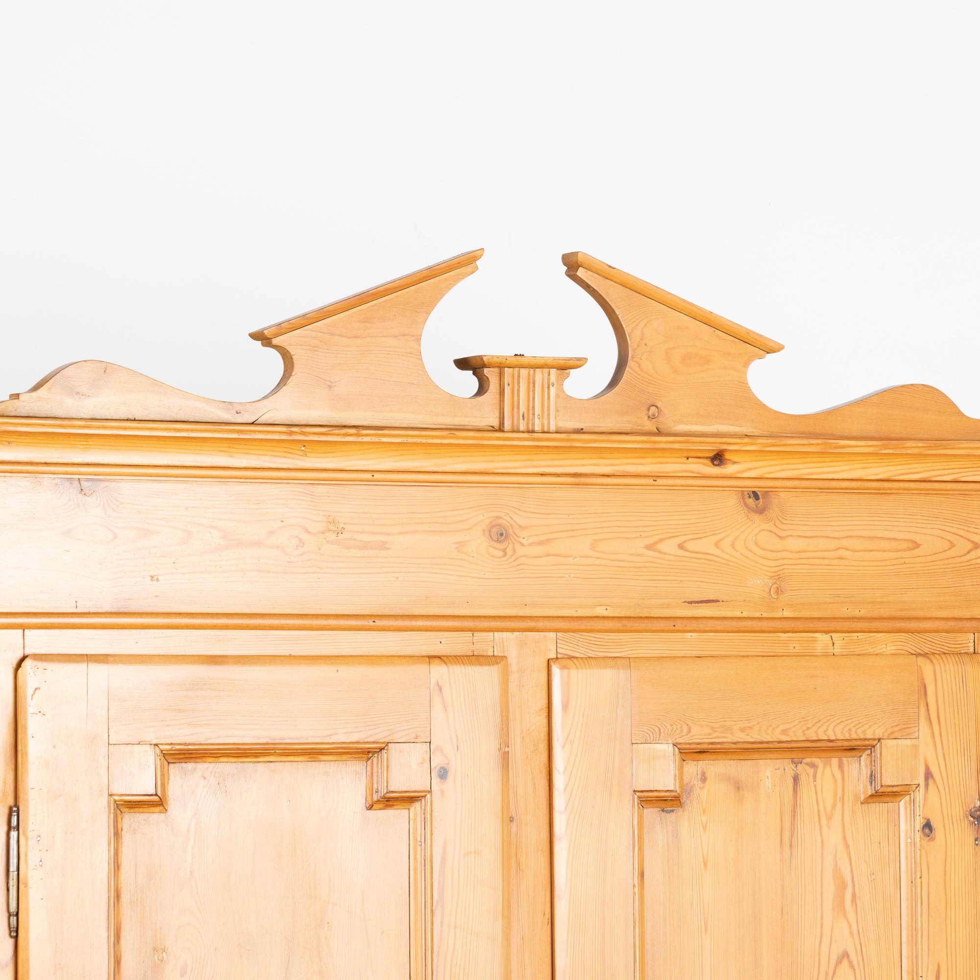 Armoire à deux portes en pin, Danemark vers 1880 Bon état - En vente à Round Top, TX