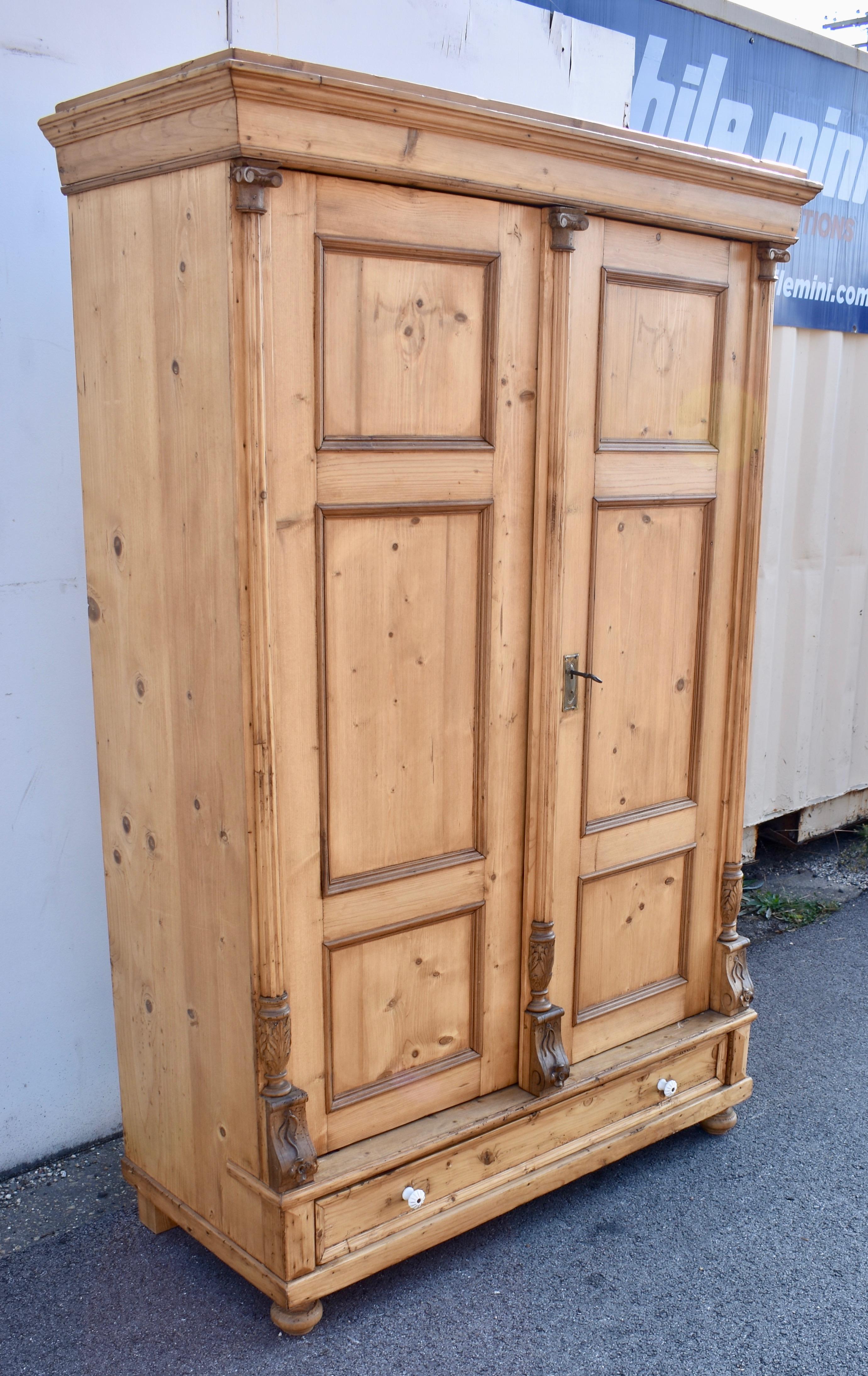 Dieser hübsche Schrank aus Kiefernholz besticht durch seine schöne Farbe und attraktive Maserung in Kombination mit interessanten Designmerkmalen, einschließlich der kreativen Verwendung von Hartholzverkleidungen.  Die spitz zulaufende Kronenleiste