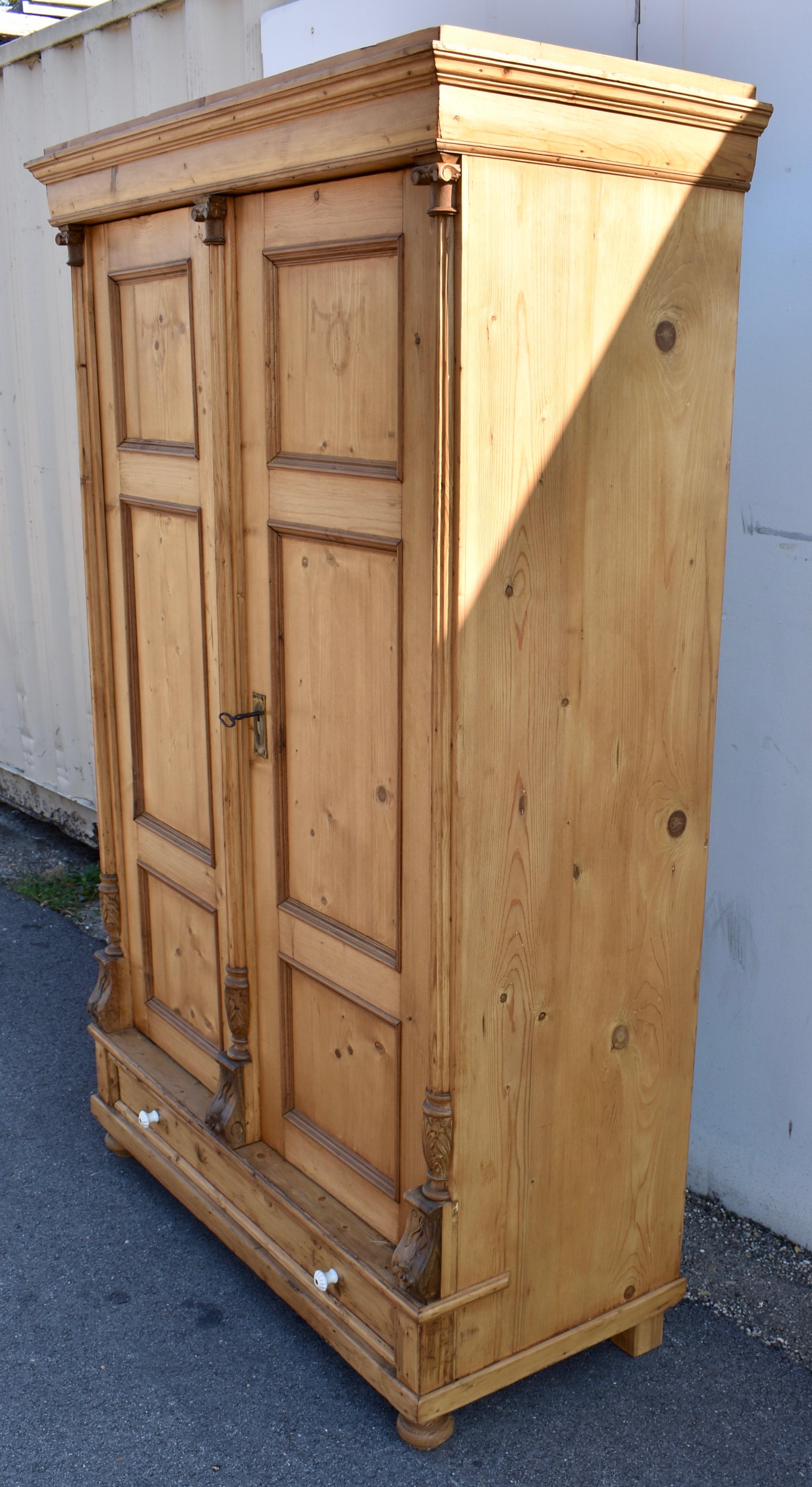 Kiefernholz Zweitüriger Kleiderschrank (Ungarisch) im Angebot