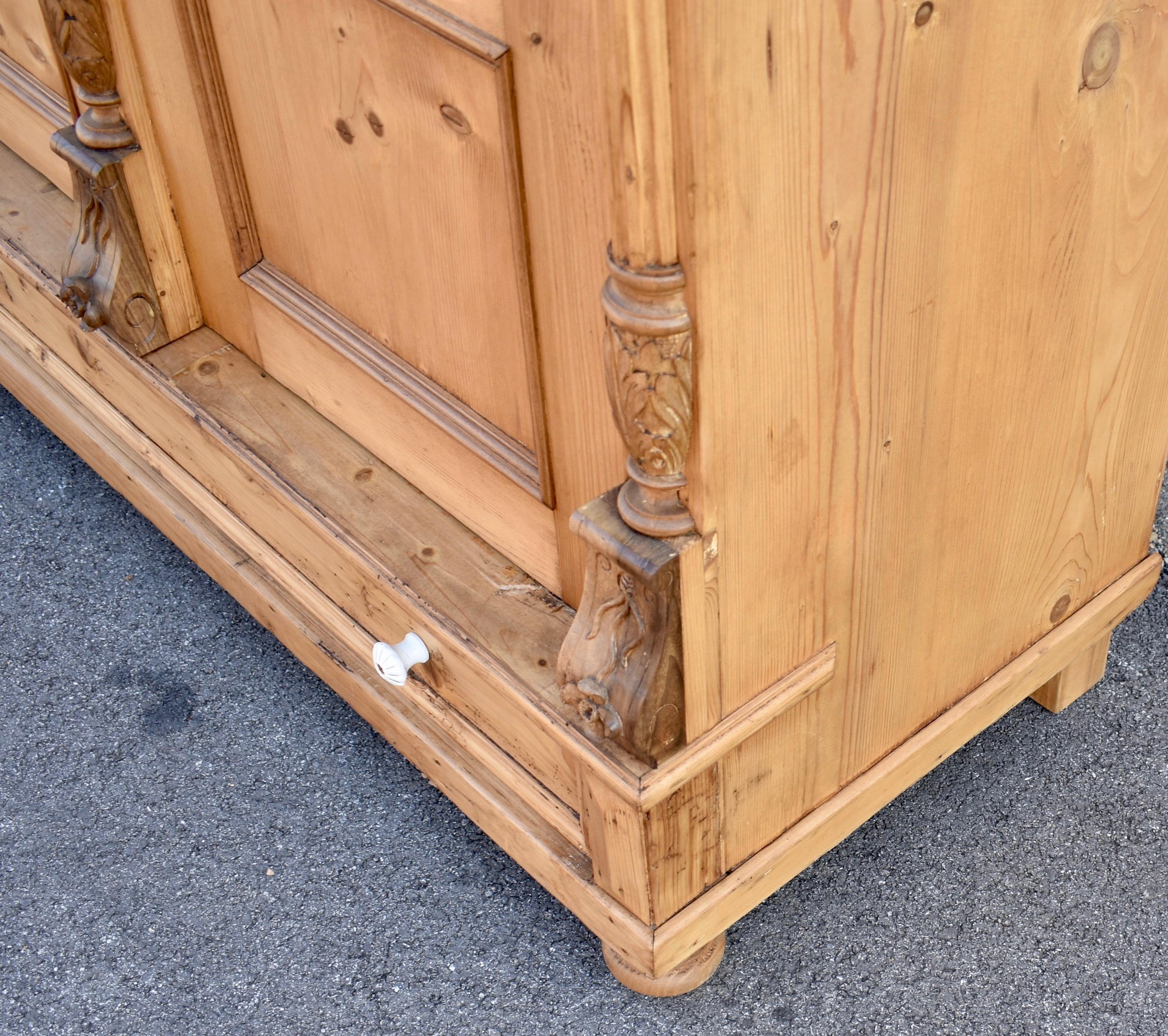 Kiefernholz Zweitüriger Kleiderschrank (19. Jahrhundert) im Angebot