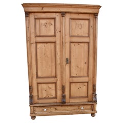Armoire en pin à deux portes