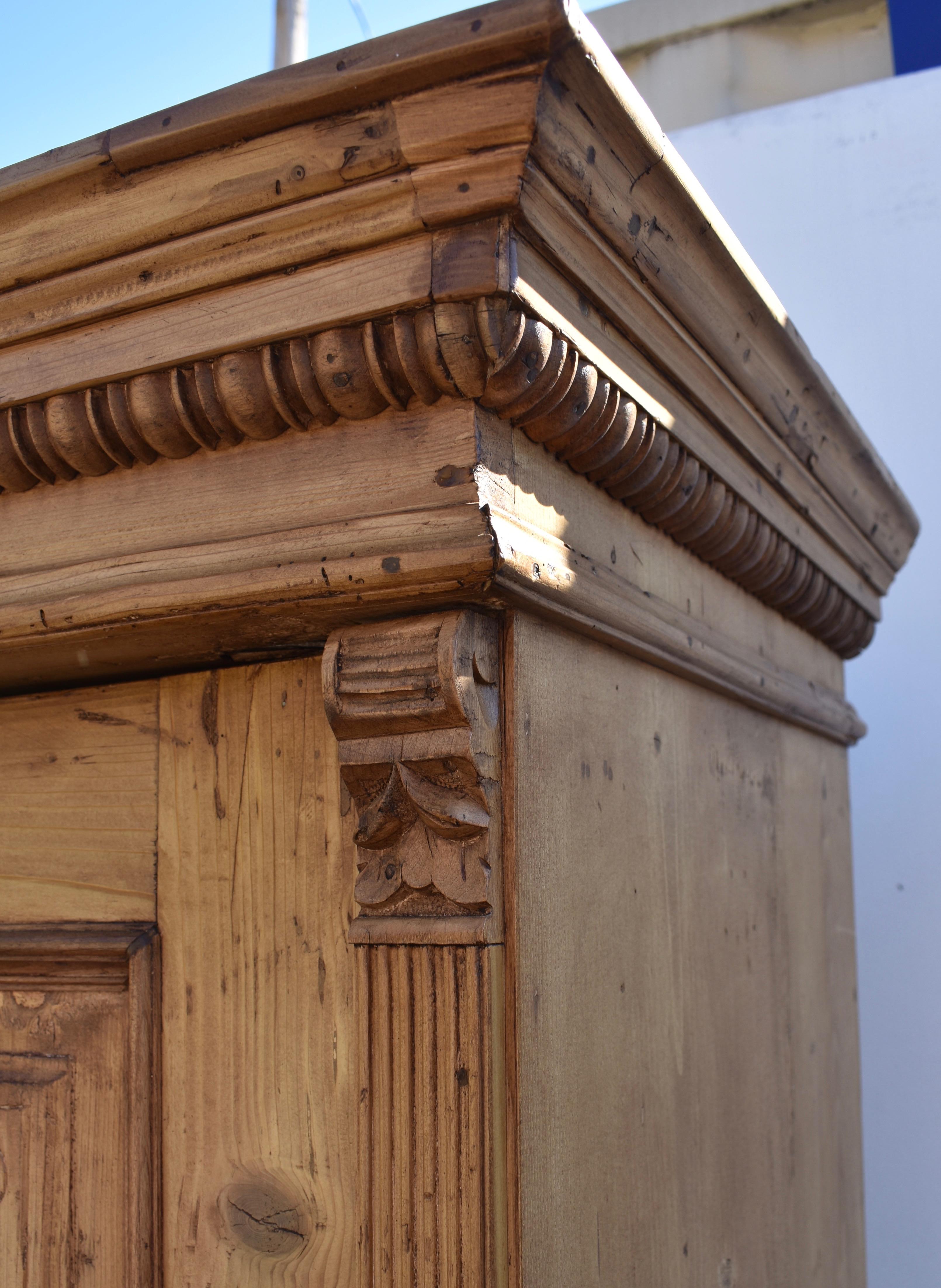 Armoire en pin à deux portes avec panneaux de porte sculptés Bon état - En vente à Baltimore, MD