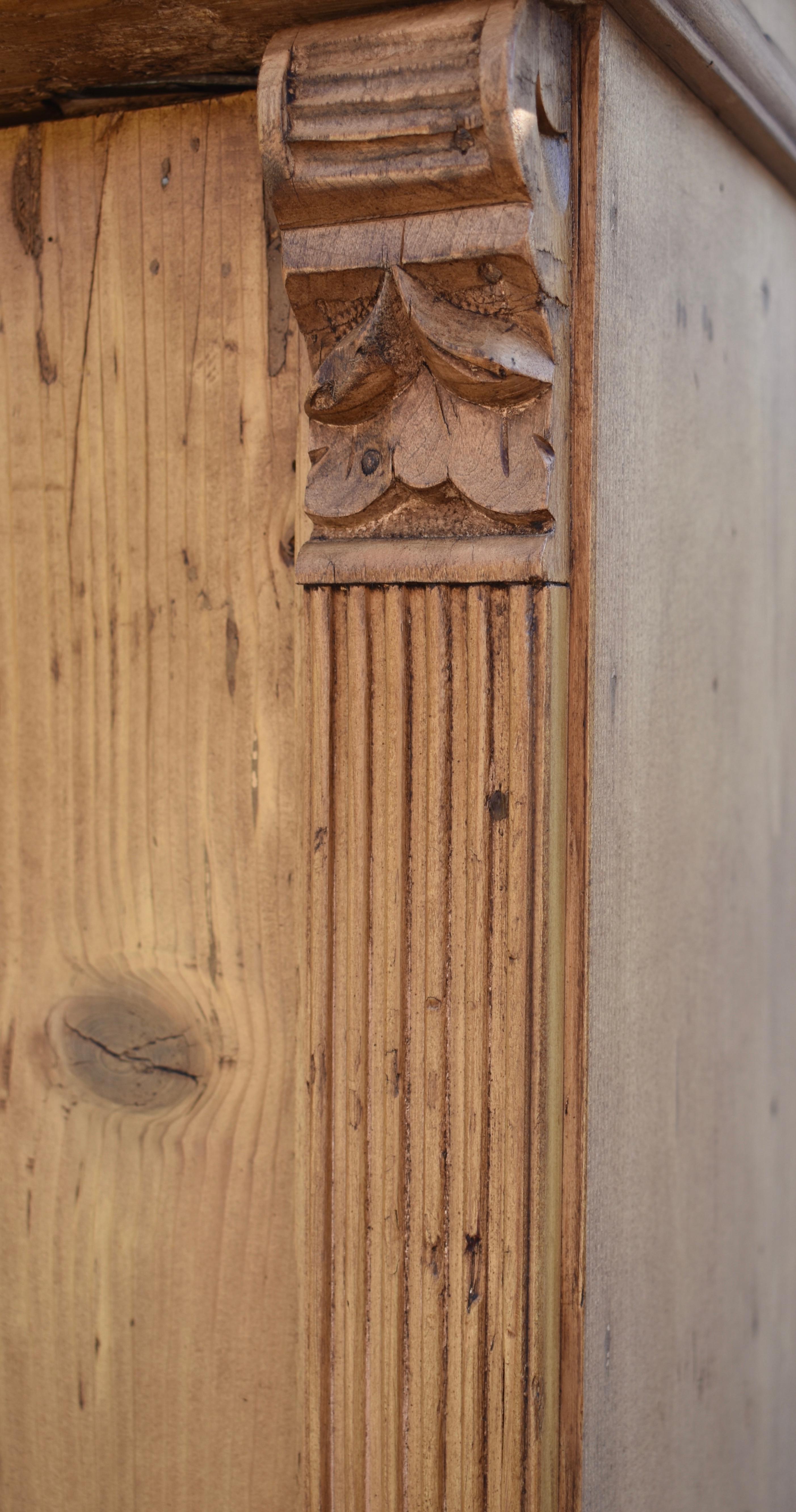 20ième siècle Armoire en pin à deux portes avec panneaux de porte sculptés en vente