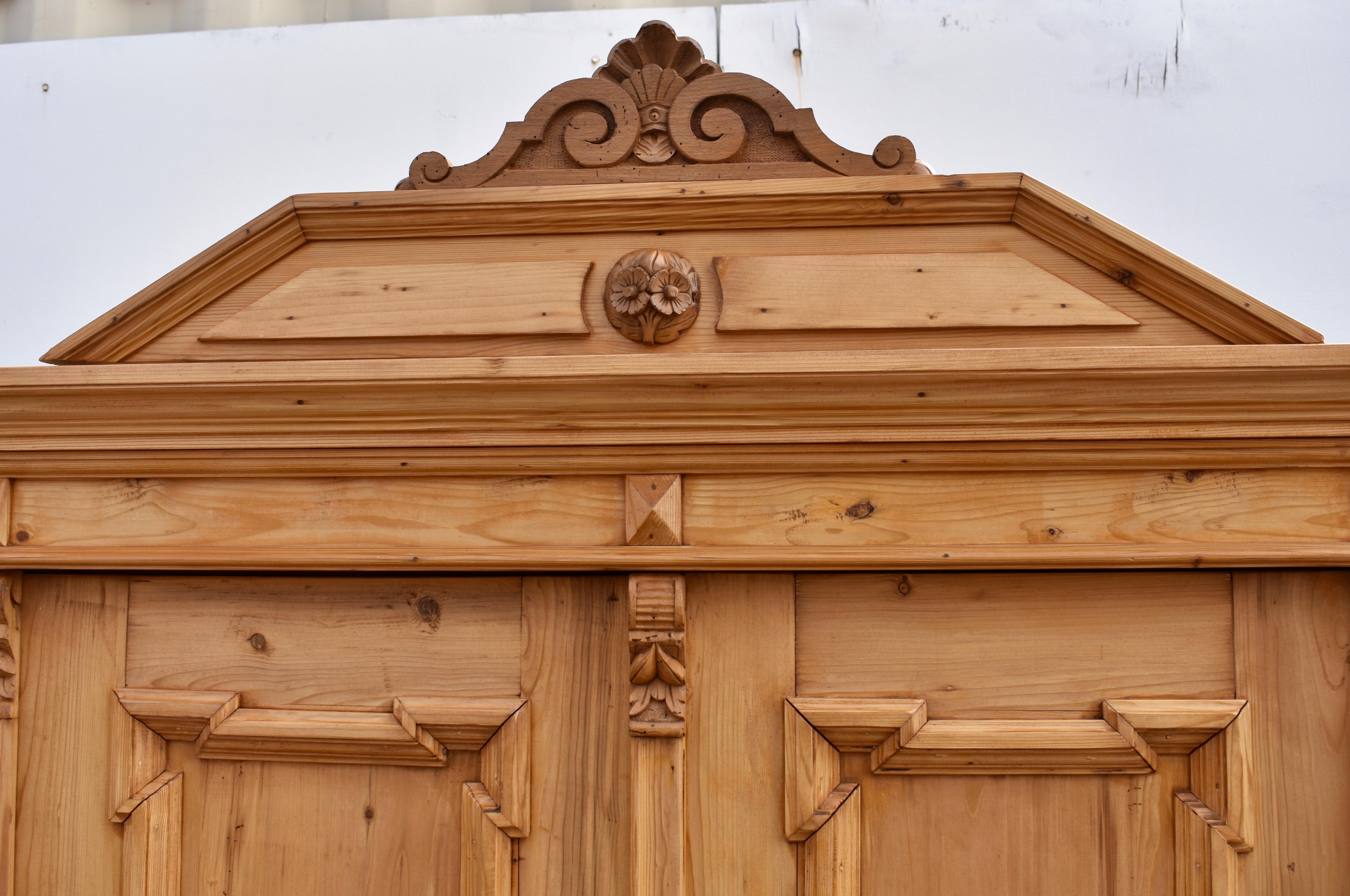 Armoire a due ante in pino con cartiglio rimovibile in vendita 3