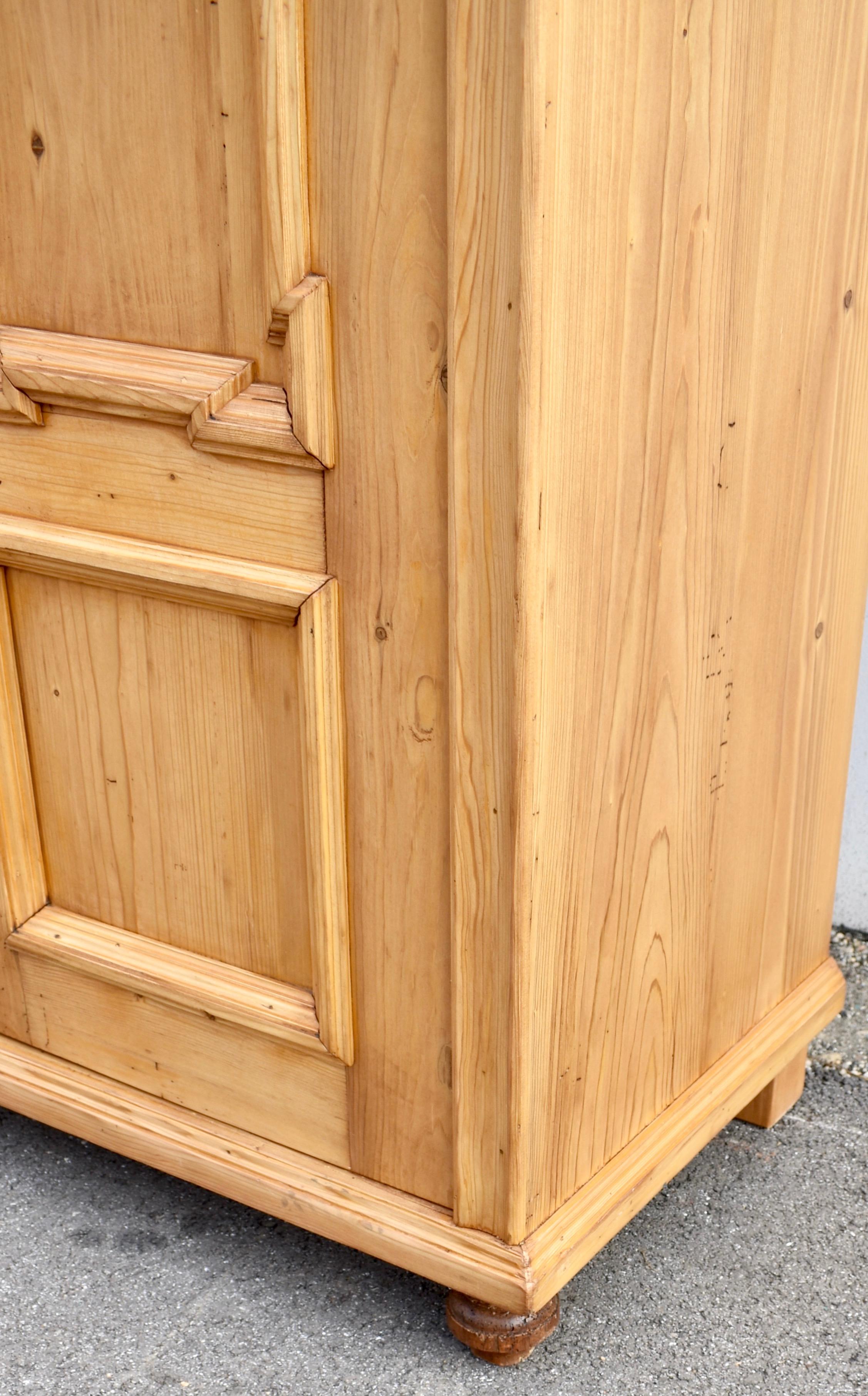 Armoire a due ante in pino con cartiglio rimovibile in vendita 6