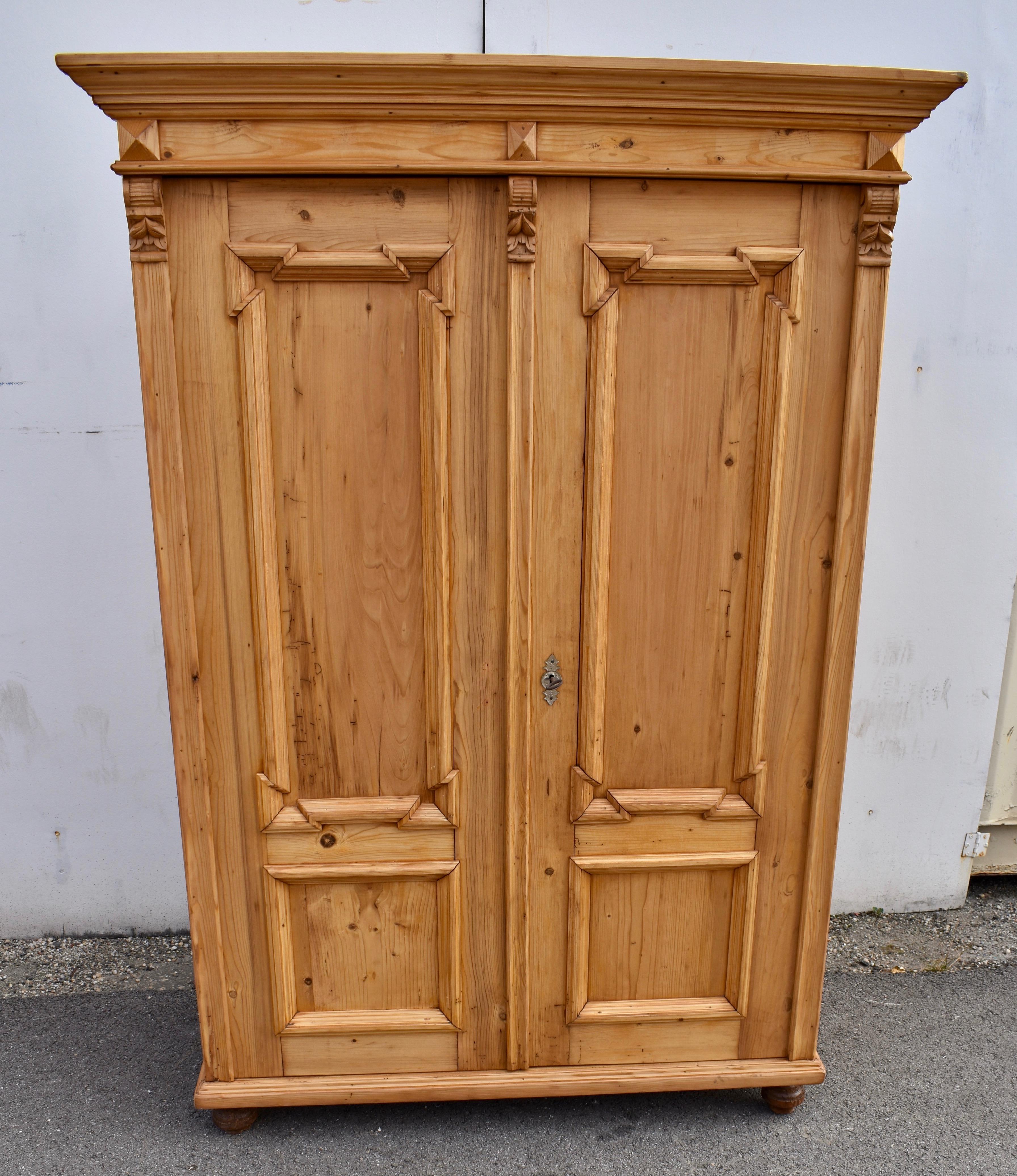 Neobarocco Armoire a due ante in pino con cartiglio rimovibile in vendita