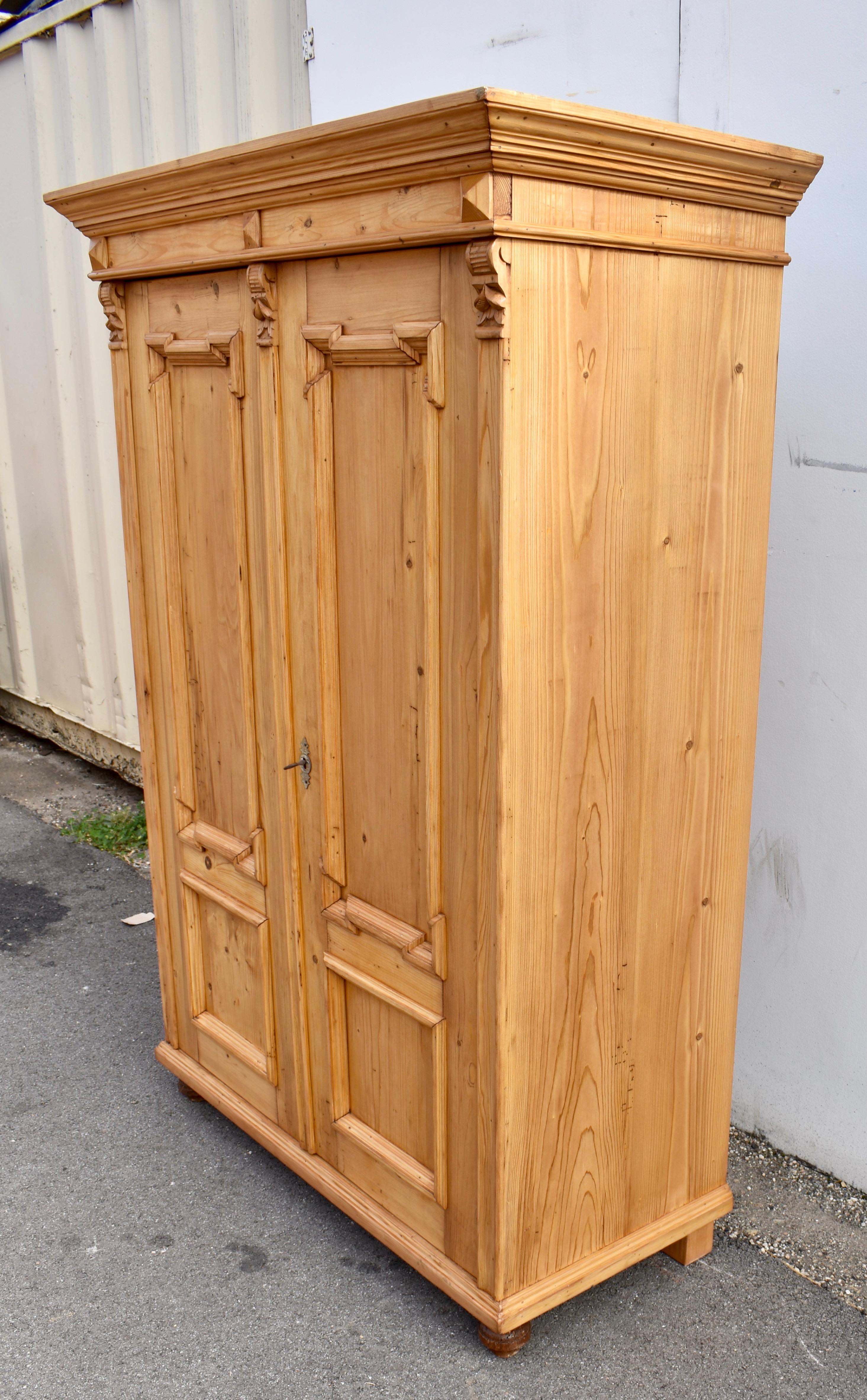 Ungherese Armoire a due ante in pino con cartiglio rimovibile in vendita